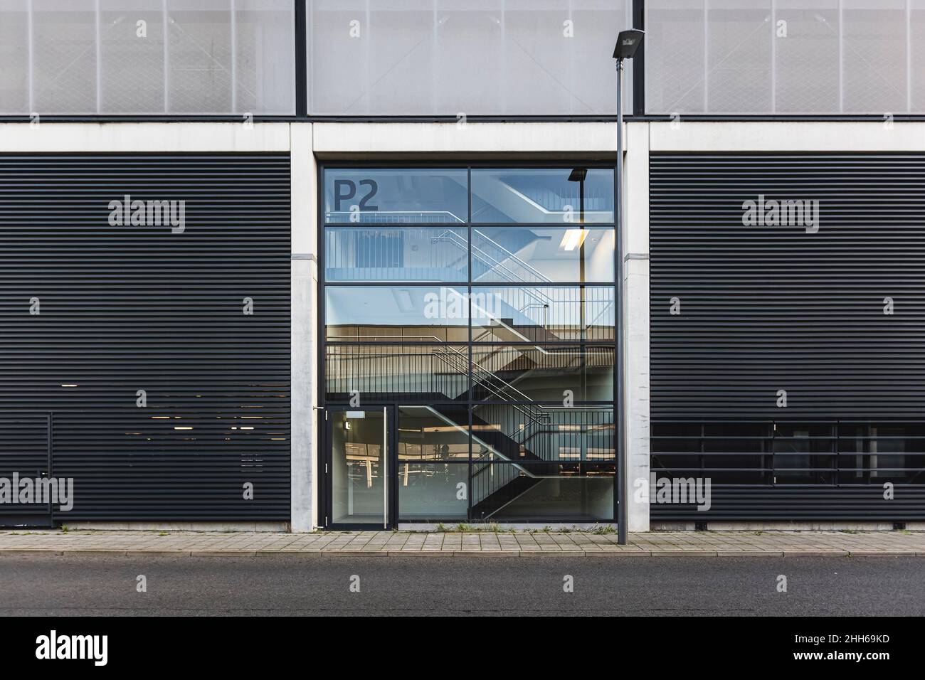 Germania, Brandeburgo, Schonefeld, facciata dell'aeroporto di Berlino Brandeburgo con scala visibile Foto Stock