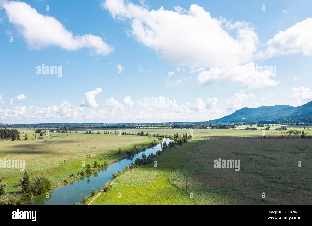Veduta aerea del fiume Loisach che scorre attraverso il verde fossato in primavera Foto Stock
