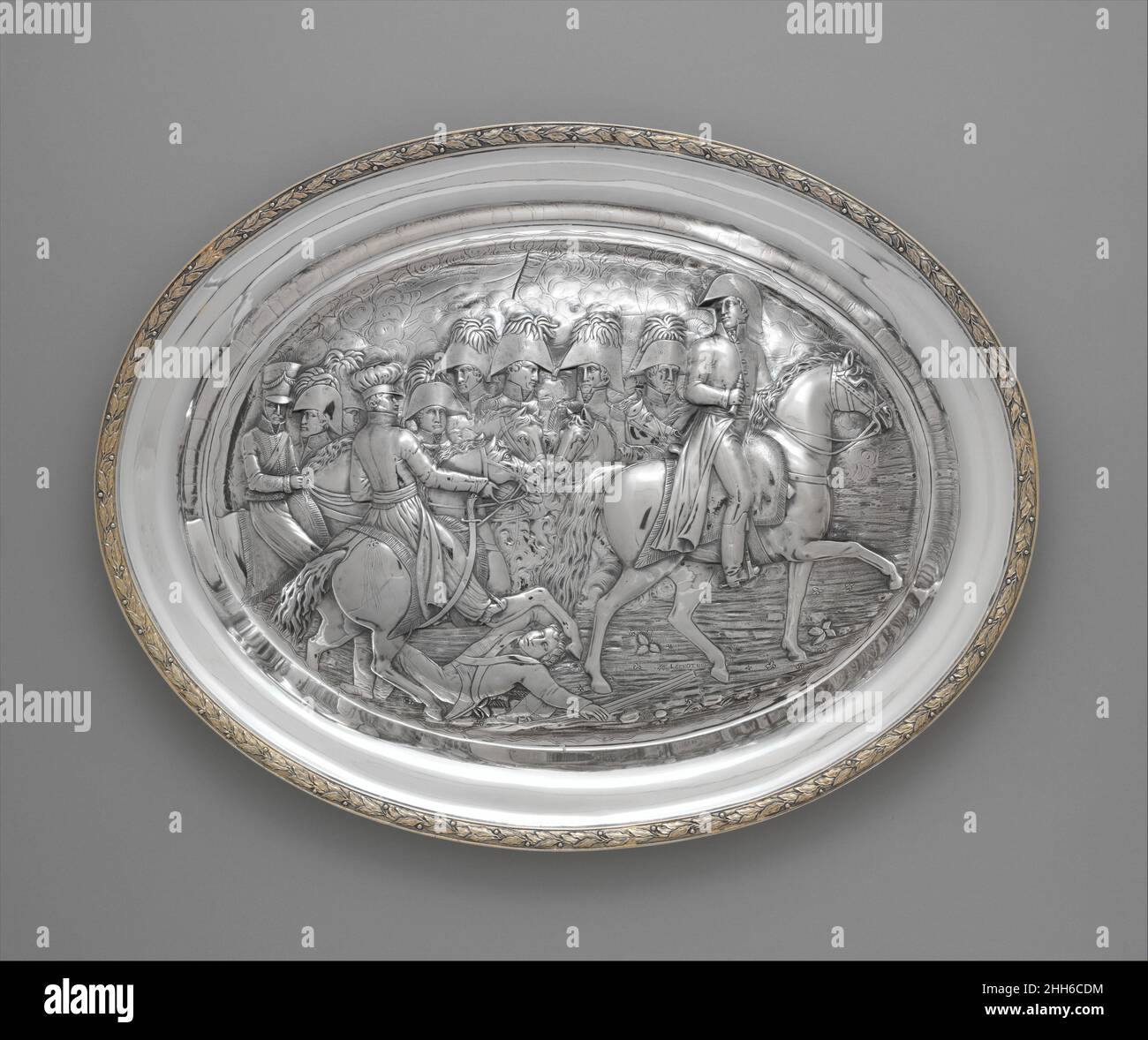 Plateau 1831–32 Richard Sibley i British questo plateau distintivo è una versione più piccola di un plateau rinomato fatto per la presentazione a Sir Arthur Wellesley, duca di Wellington (1769–1852), il vincitore della guerra contro gli eserciti napoleonici che invasero Portogallo e Spagna (la Guerra Peninsulare, 1808–14). Il pezzo è stato fatto per ordine del reggente del Portogallo Giovanni VI L'opera originale portoghese si trova in Apsley House, la residenza del duca di Londra. La composizione pittorica mostra il duca con alcuni dei suoi generali in alto rilievo, su uno sfondo di bandiere e fumo di cannone. L'altopiano è presto Foto Stock