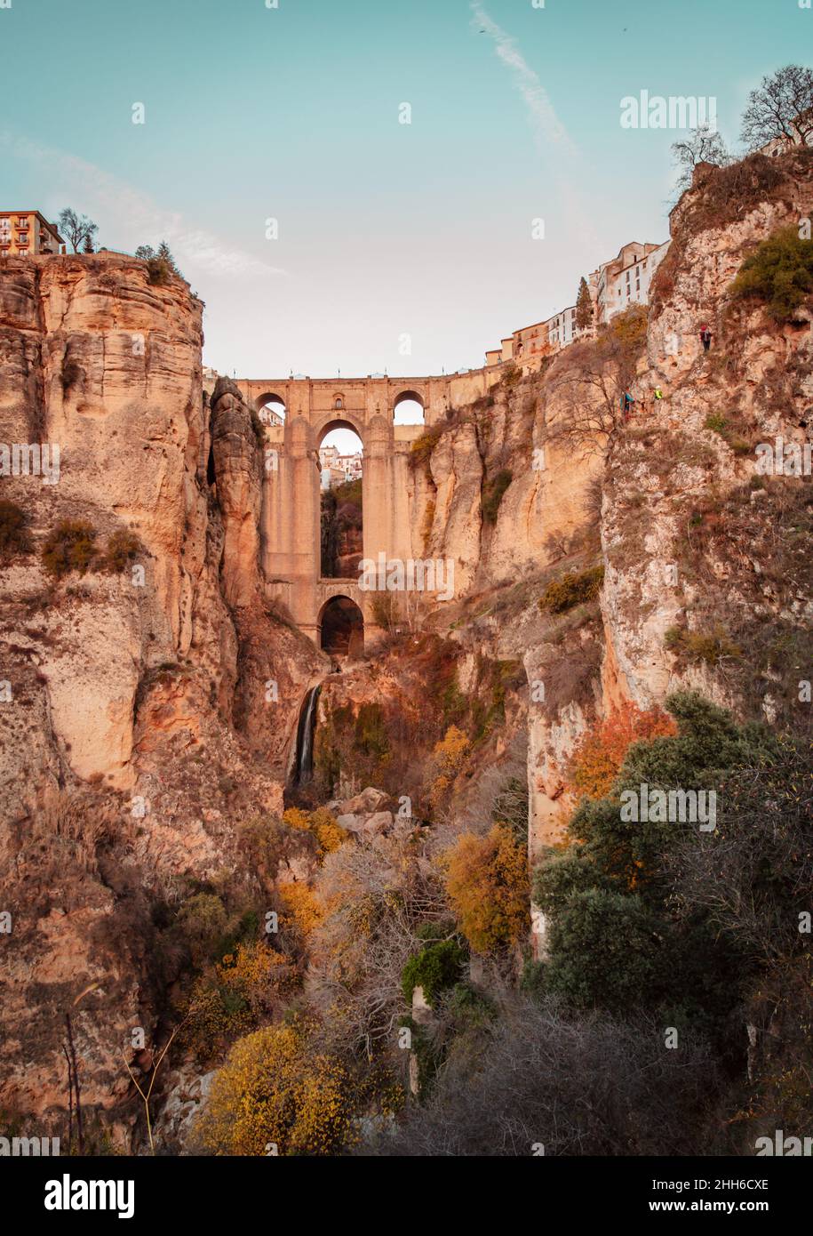 Paesaggio della profonda gola El Tajo e il famoso ponte puente nuevo a Ronda Andalusia Foto Stock