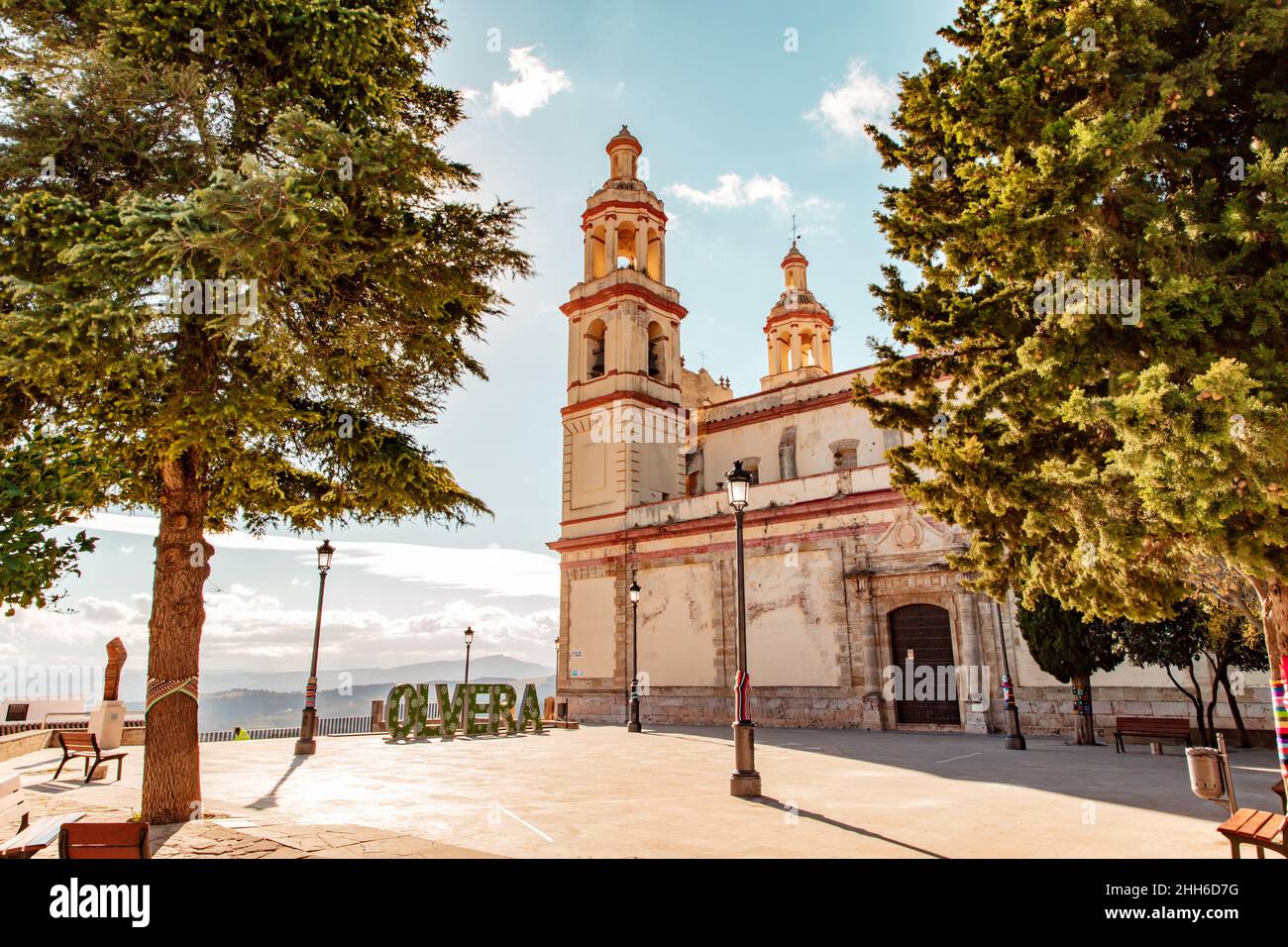 Chiesa di nostra Signora dell'Incarnazione la piazza della chiesa in Olvera. Andalusia percorso delle Città bianche Foto Stock