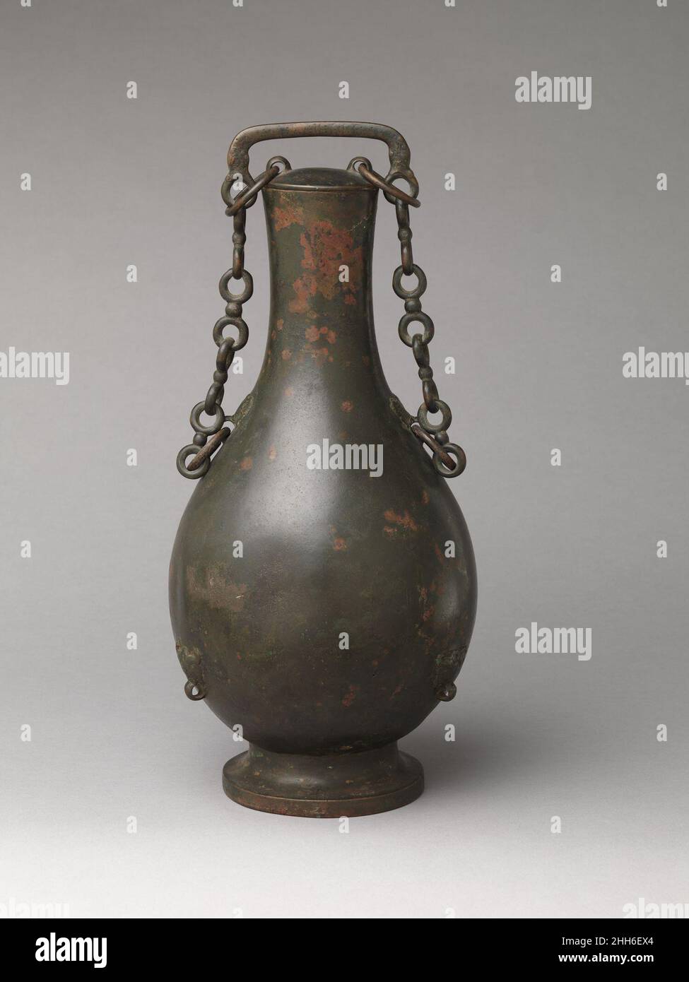 漢 青銅提梁壶 Cina. 漢 青銅提梁壶 61106 Foto Stock