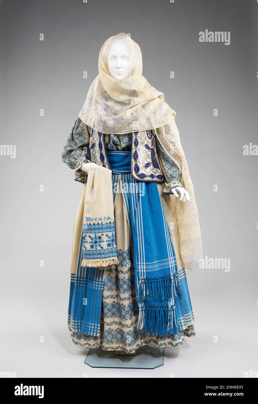 Ensemble quarto trimestre 19th secolo il costume rumeno folk rumeno è  rimasto relativamente invariato e continua ad essere indossato per le  occasioni di festa. Il modello di base per le donne è