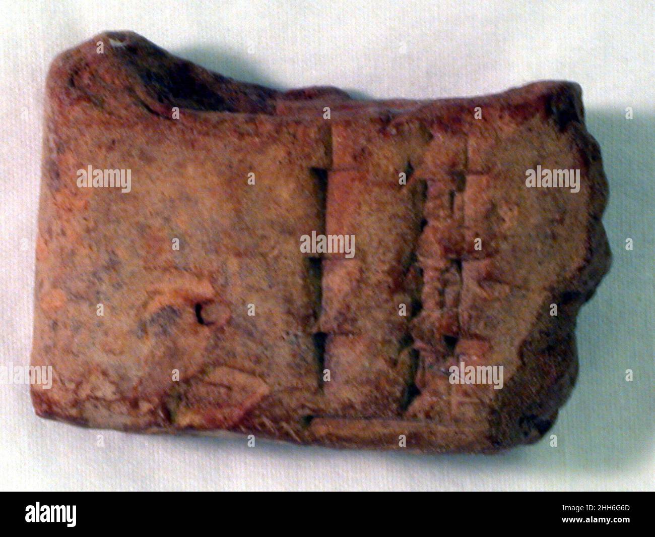 Compressa cuneiforme: Frammento di Syllabary B ca. Fine 1st millennio a.C. Compressa cuneiforme: Frammento di sillabario B 321863 Foto Stock