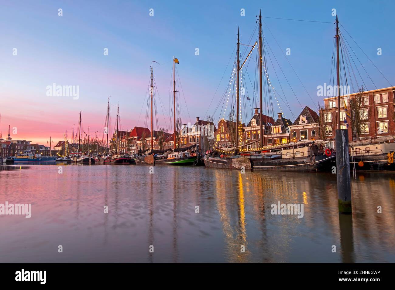 Porto da Harlingen in Frisia Paesi Bassi al tramonto Foto Stock