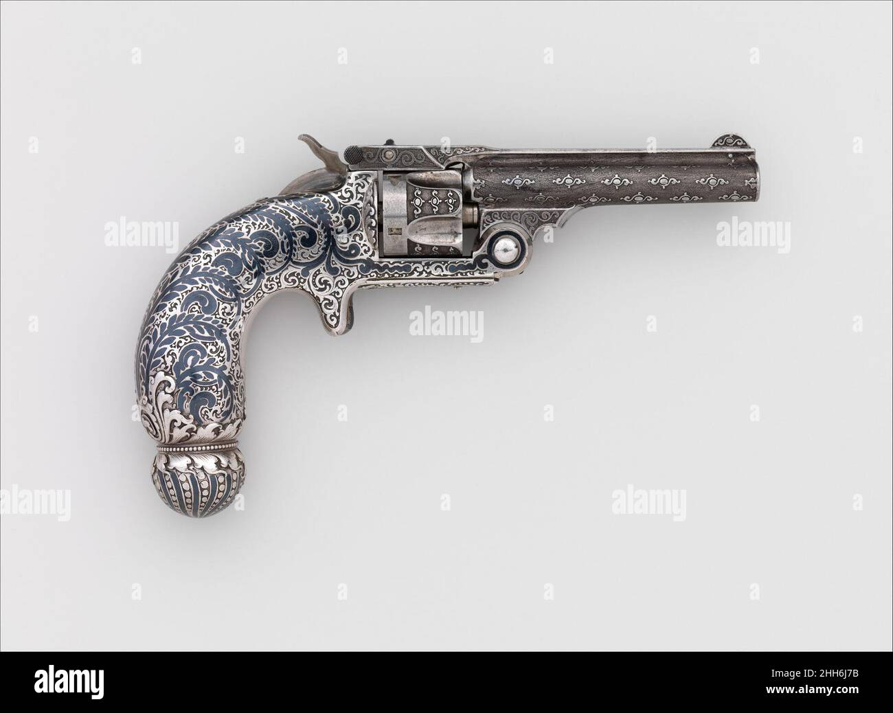 Smith and Wesson .32 Caliber Single-Action Revolver, n. di serie 94421 1892–93 Smith & Wesson American l'impugnatura combina tre tecniche decorative: repoussé, Etching e niello inlay. Il revolver fu mostrato da Smith e Wesson alla World's Columbian Exposition di Chicago nel 1893. Smith and Wesson .32 Caliber Single-Action Revolver, n. di serie 94421 24971 Foto Stock