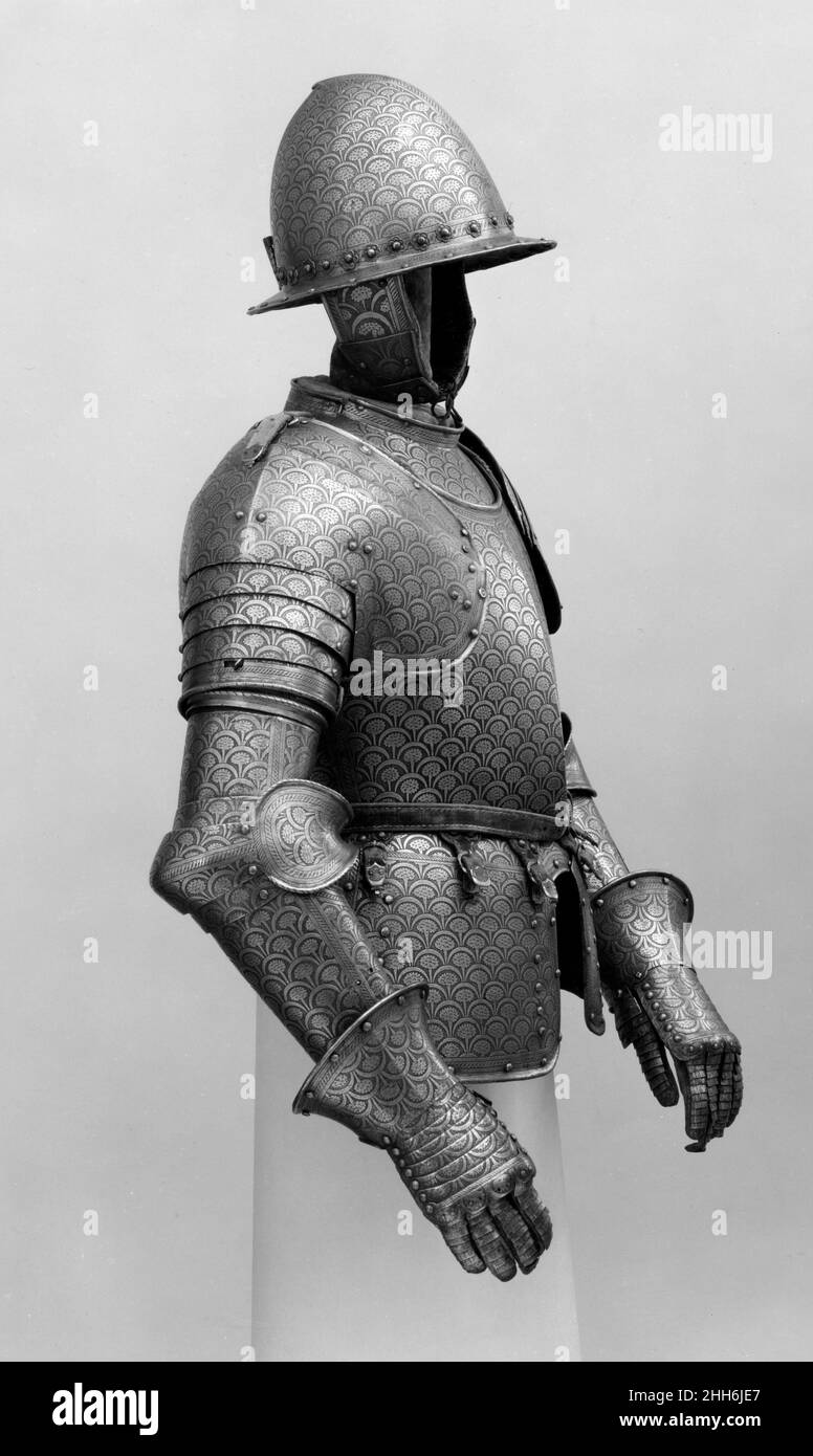 Mezza armatura ca. 1600; guancini di casco e parte di pollice sinistro di guancetta, probabilmente 19th secolo italiano. Armatura parziale. Italiano. CA. 1600; guancini di casco e parte del pollice sinistro della guancetta, probabilmente 19th secolo. Acciaio, ottone. Armatura per uomo-1/2 armatura Foto Stock