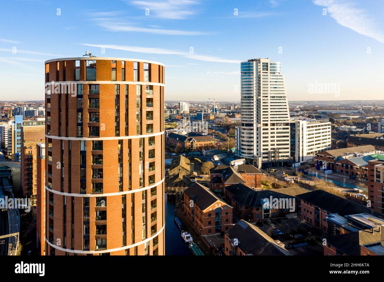 LEEDS, REGNO UNITO - 14 GENNAIO 2022. Una vista aerea degli edifici Candle House e Bridgewater Place a Granary Wharf, Leeds Foto Stock