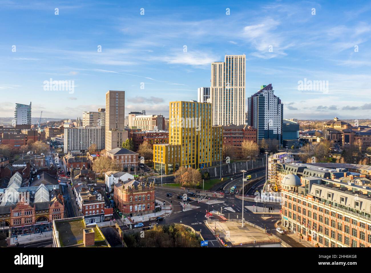 Vista aerea dello skyline cittadino di Leeds in un concetto di vita cittadina colorata e vibrante Foto Stock