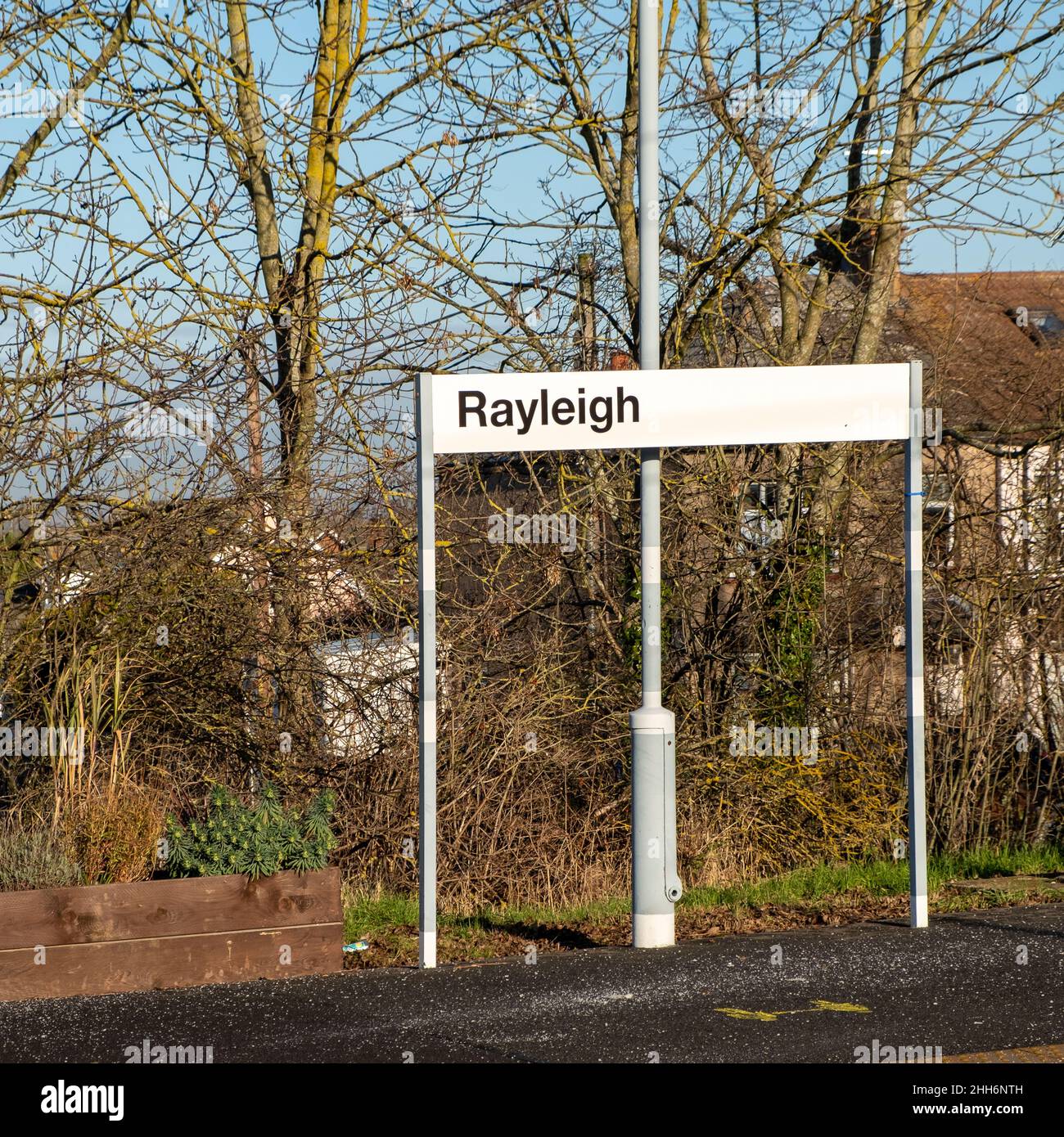 Piattaforma della stazione ferroviaria di Rayleigh durante il convid. Foto Stock