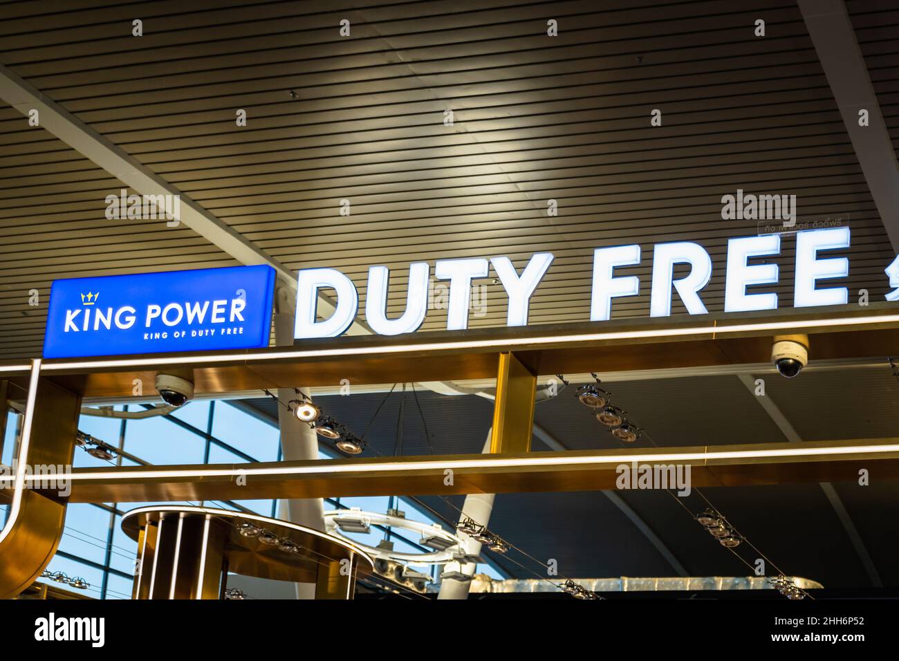 Phuket, Thailandia - Gennaio 2022: Cartello del negozio King Power Duty Free. Il King Power International Group è un famoso gruppo di viaggi thailandesi Foto Stock
