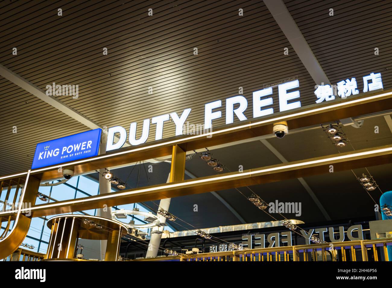 Phuket, Thailandia - Gennaio 2022: Cartello del negozio King Power Duty Free. Il King Power International Group è un famoso gruppo di viaggi thailandesi Foto Stock