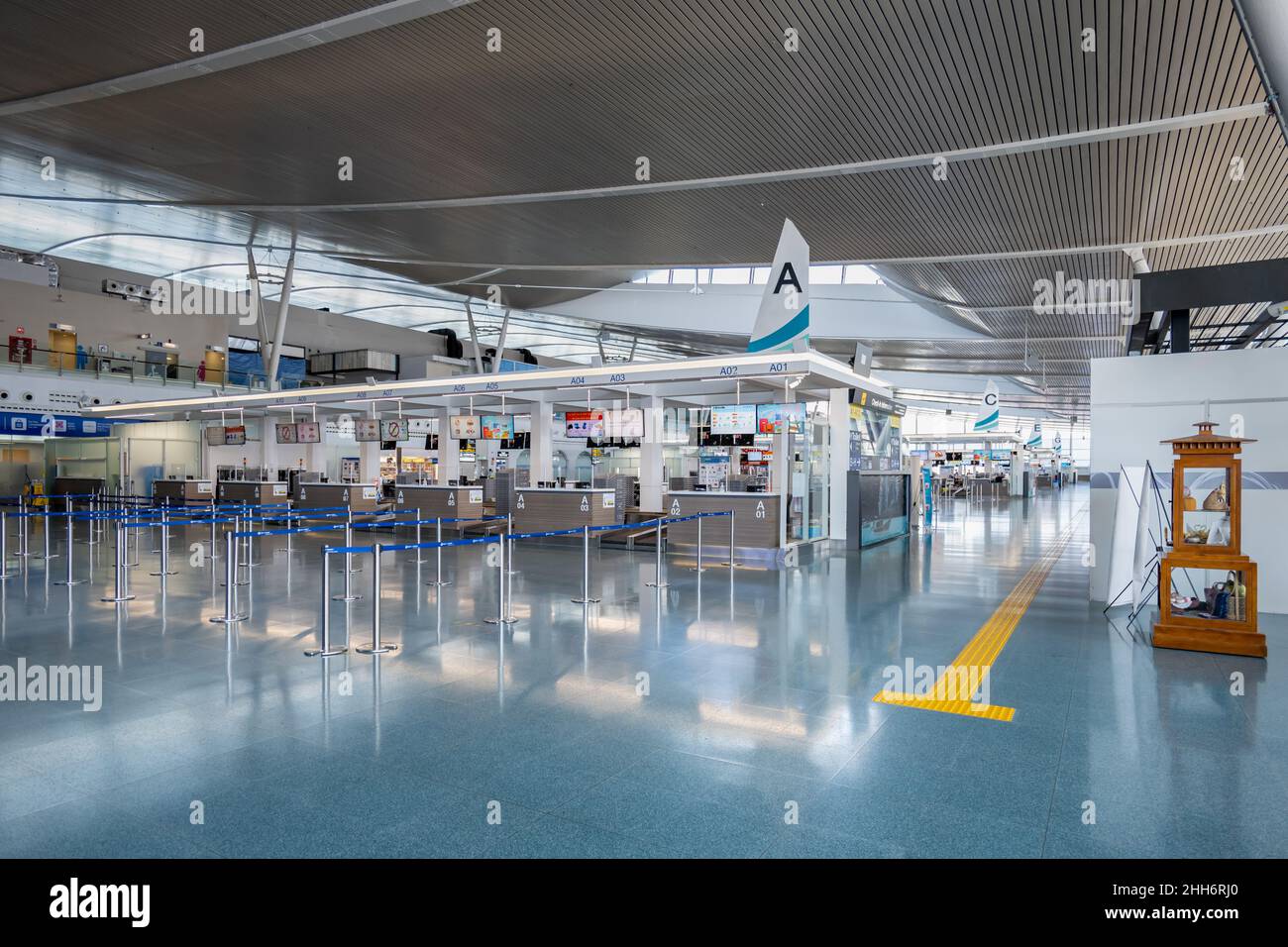 Phuket, Thailandia - Gennaio 2022: Terminal di partenza dell'Aeroporto Internazionale di Phuket. L'aeroporto di Phuket è il secondo aeroporto più trafficato della Thailandia Foto Stock