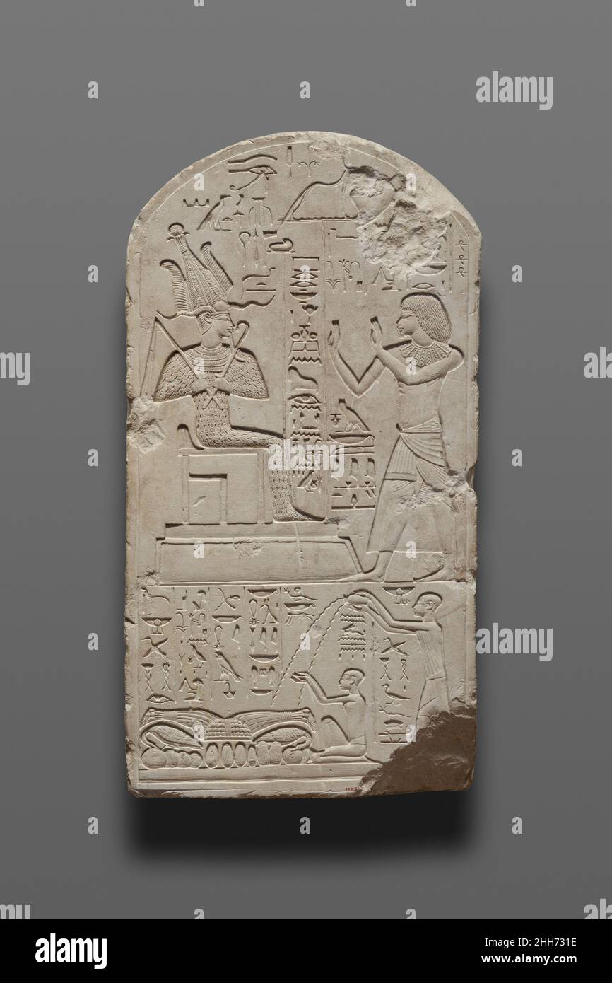 Stela di Senu adorando Osiride ca. 1390–1352 a.C. nuovo regno questa stela raffigura lo scriba reale Senu adorando il dio Osiride, governatore del mondo sotterraneo. Sotto, il figlio di Senu, il prete lettore Pawahy, è raffigurato due volte. Una volta in piedi e versando una libazione; una volta inginocchiato e recitando la preghiera funeraria inscritta davanti a lui. Una seconda stela appartenente a Senu è visualizzata nella stessa galleria (12.182.39). Stela di Senu adorando Osiride. CA. 1390–1352 A.C. Calcare. Nuovo Regno. Dall'Egitto; probabilmente dal Medio Egitto, Tuna el-Gebel. Dynasty 18 Foto Stock