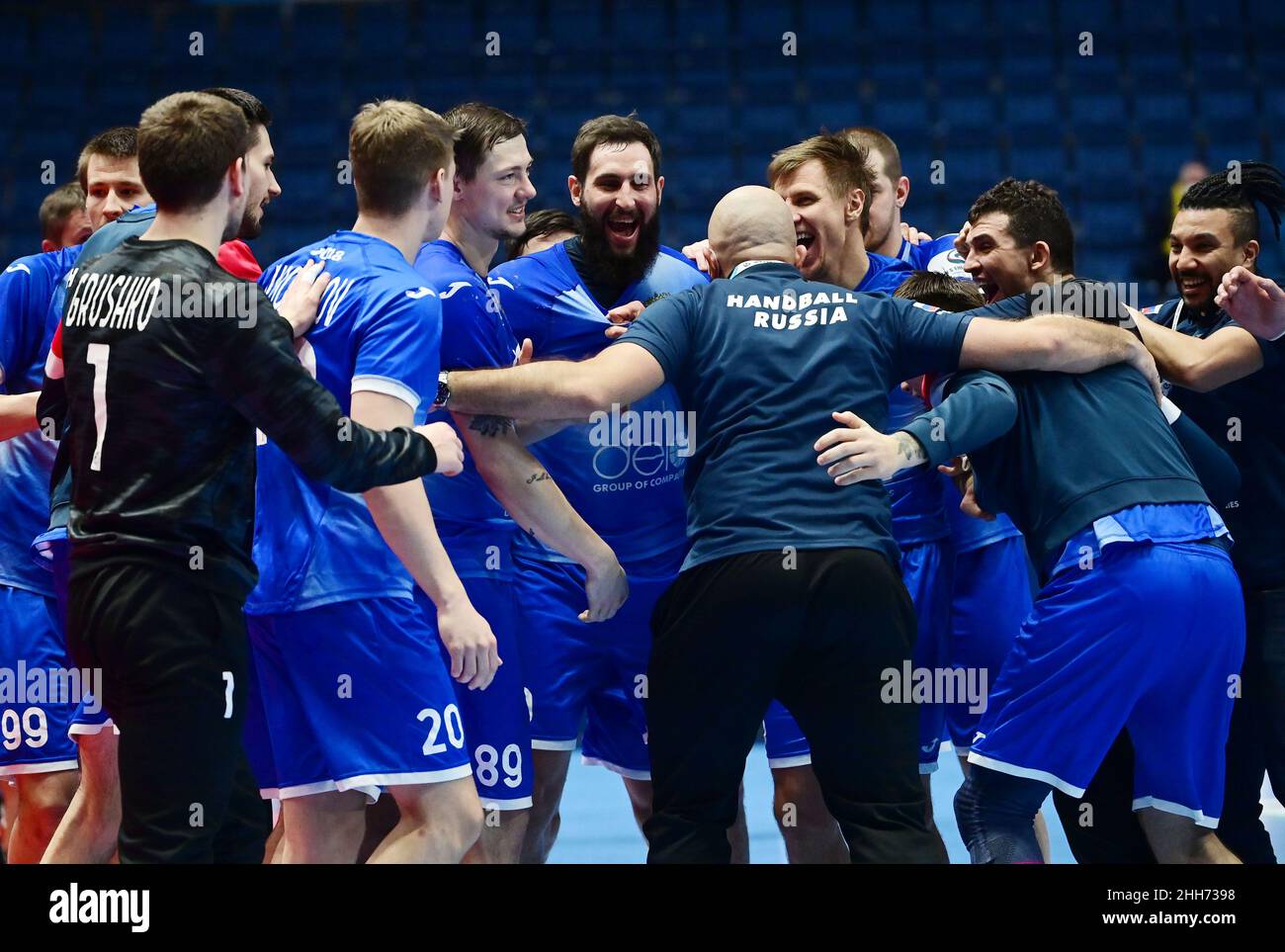 Bratislava, Slovacchia. 23rd Jan 2022. Pallamano: Campionato europeo, Polonia - Russia, round principale, gruppo 2. La squadra russa reagisce dopo la partita. Credit: Marijan Murat/dpa/Alamy Live News Foto Stock