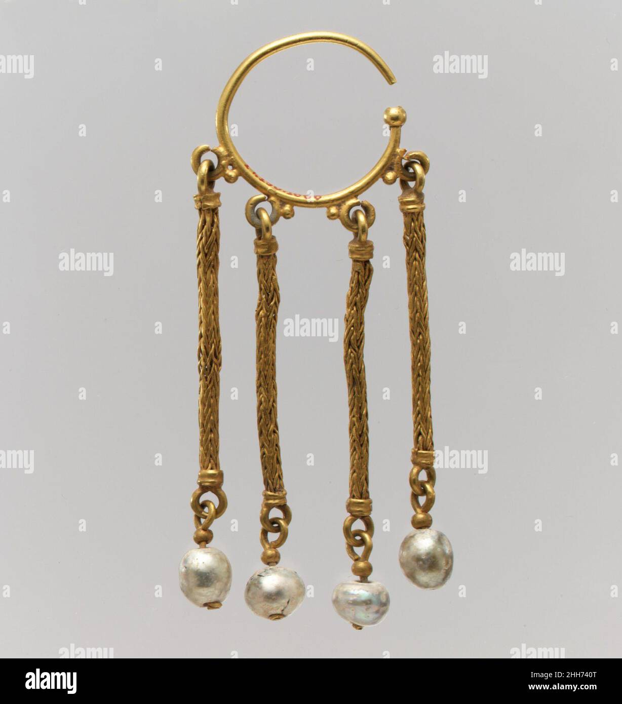 Orecchini (uno di un paio) Orecchini bizantini del 7th–6th secolo come questi si trovano in tutto il mondo bizantino.. Orecchini (uno di un paio). Bizantino. 6th–7th secolo. Oro, perle. Metallo-Oro Foto Stock