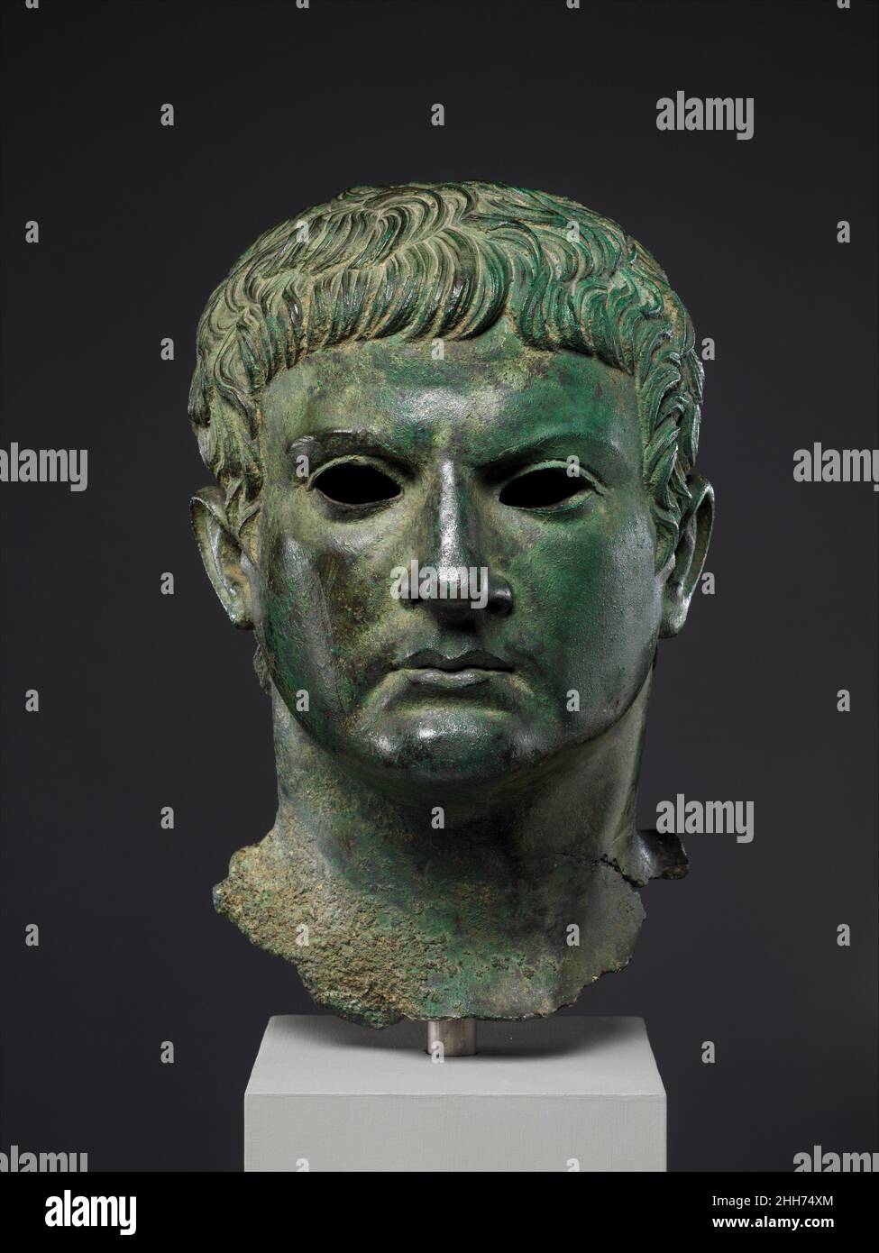 Ritratto di bronzo di un uomo 1st metà del 1st secolo d.C. romana la testa di bronzo fu scoperta il 11 agosto 1904 presso l'Arco di Augusto a Susa, città del nord Italia, non lontano da Torino, insieme ad alcuni piccoli frammenti di una o più statue di bronzo e ad un frammento di un'iscrizione marmorea appartenente ad una statua onorifica. La statua era stata donata per Marco Vipsanius Agrippa (63–12 a.C.), uno dei più stretti amici e sostenitori di Ottaviano (in seguito Augusto), da un membro della famiglia Cottii, ma nulla suggerisce che la testa di bronzo e l'iscrizione appartengano insieme. Tradizionalmente, la h Foto Stock