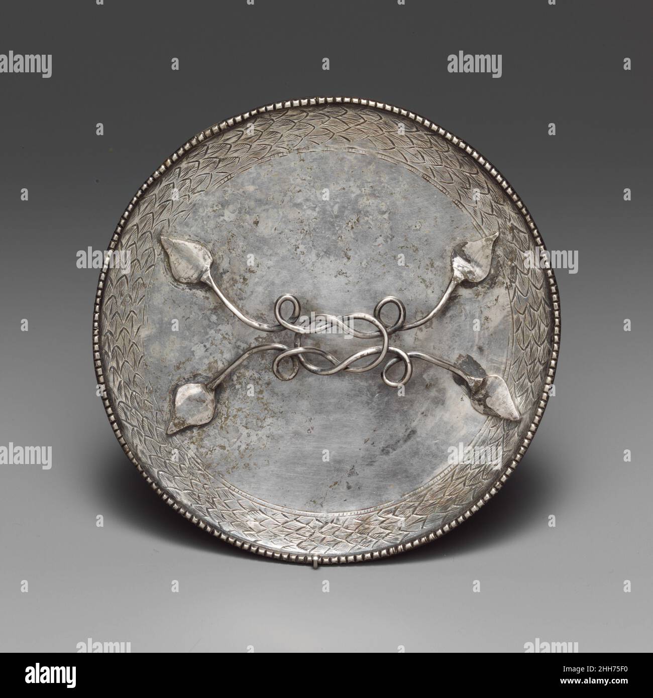 Specchio d'argento 4th secolo d.C. romano il tipo di specchio a manico  orizzontale originò nel mondo romano durante il primo secolo d.C. fu  successivamente adottato in varie culture dell'Asia ed infine morì
