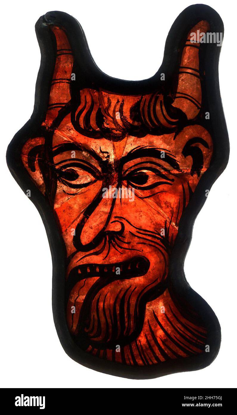 Frammento di vetro di un Diavolo 1200–1215 Francese la Cattedrale di Saint-Étienne a Bourges conserva ancora una serie di vetrate nelle sue cappelle. Questi frammenti provenienti da alcune delle finestre ambulatoriali distrutte esemplificano l'alta qualità della decorazione originale. Notate in particolare il diavolo rosso sangue, probabilmente da una scena del Giudizio universale, e l'elegante figura di Cristo dalla Crocifissione. Frammento di vetro di un diavolo. Francese. 1200–1215. Pentola-vetro di metallo, vernice vetrosa e piombo. Vetrate Foto Stock