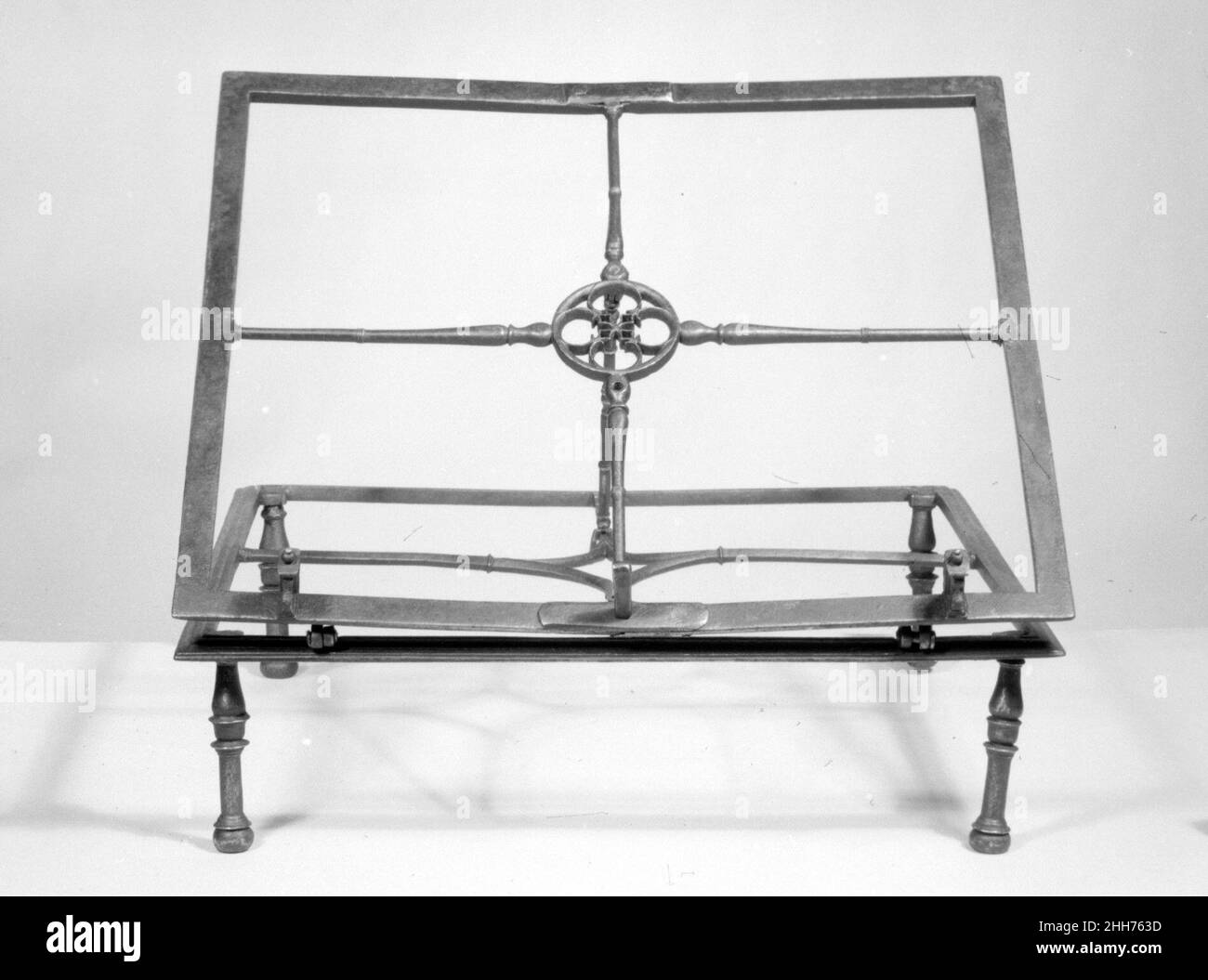 Leggio primi 16th secolo spagnolo maestri di ferro spagnolo sostituito la barra di ferro a sezione quadrata o ritorta con il sottile, rotondo mandrino di ferro all'inizio del sedicesimo secolo. I fuselli furono presto usati per tutto, dagli schermi dei coro e dalle griglie delle finestre alle eleganti lecterne per sostenere i libri. Leggio. Spagnolo. Inizio 16th secolo. Ferro battuto. Ferro metallurgato Foto Stock