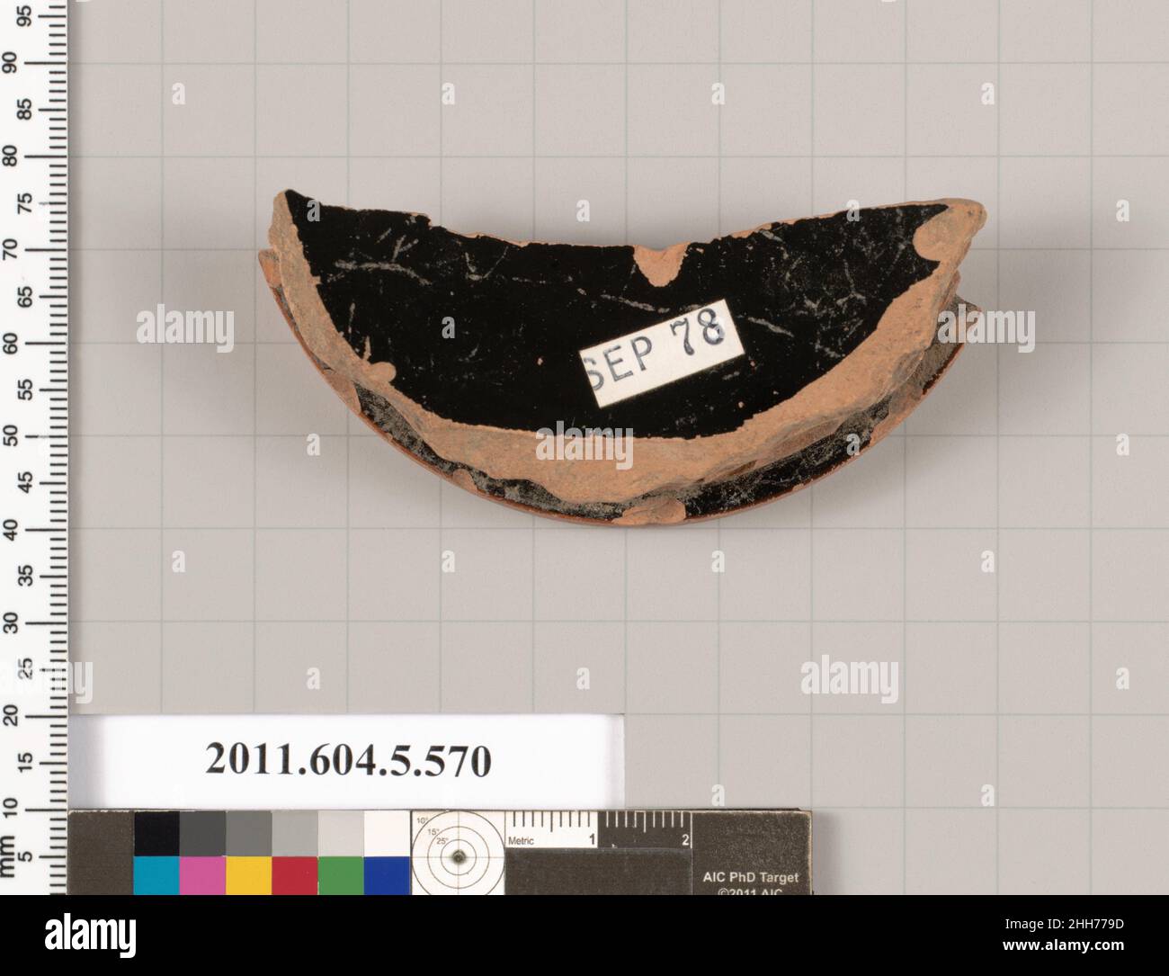 Frammento di terracotta di una kilix senza gambo (tazza da bere) 6th/5th secoli a.C. frammento greco, nero Attico glassato dalla ciotola di una kilix senza gambo, con parte del piede; il bordo esterno del piede è sagomato e riservato; il piano di appoggio è riservato; la parete interna del piede è smaltata; la parte inferiore ha miltos. Frammento di terracotta di una kilix senza stelo (tazza da bere). Greco, Attico. 6th/5th secoli a.C. Terracotta; glassa nera. Arcaico/Classico. Vasi Foto Stock