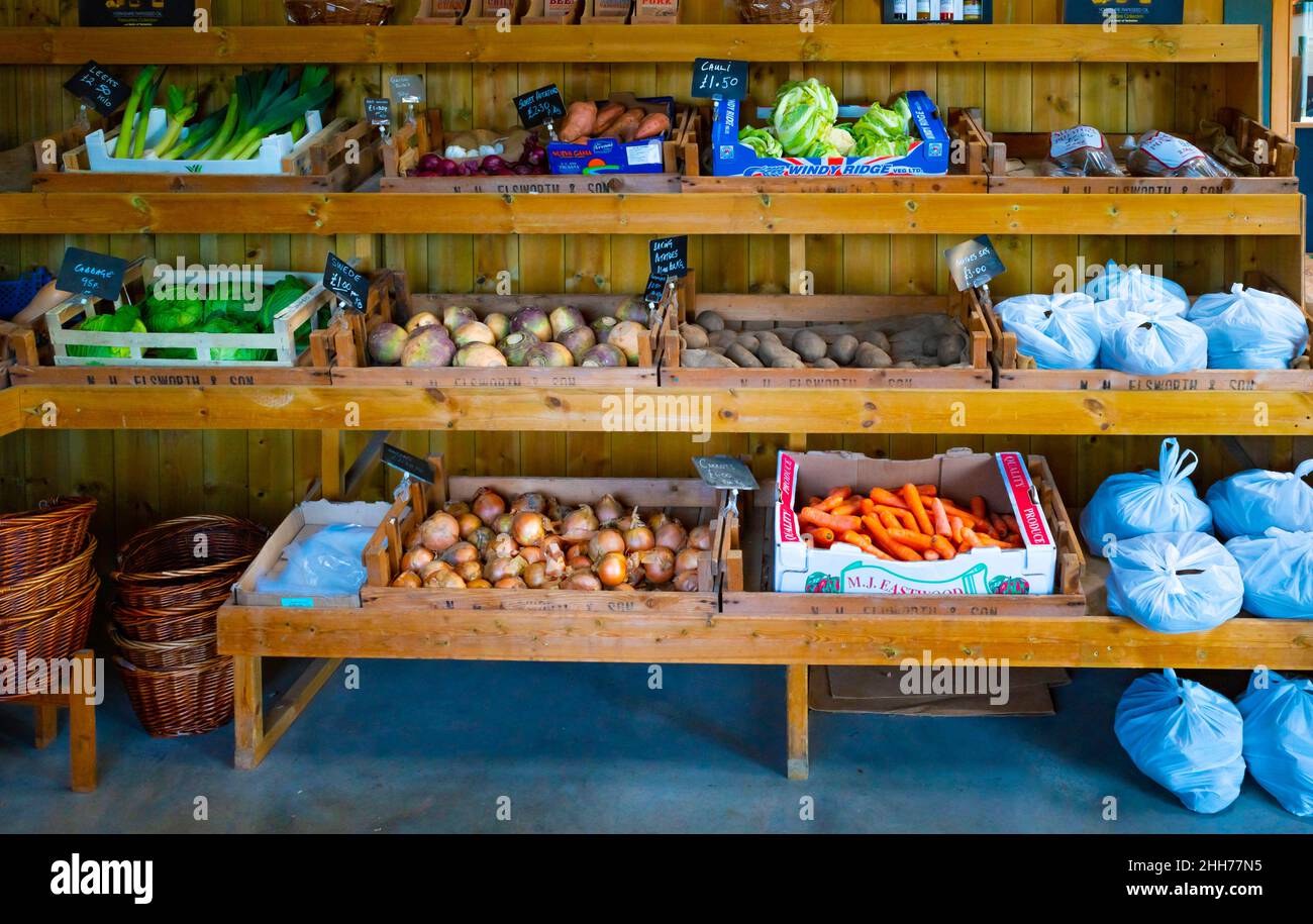 Un'interessante mostra di frutta e verdura con 2022 biglietti in un negozio di fattoria nel North Yorkshire Foto Stock