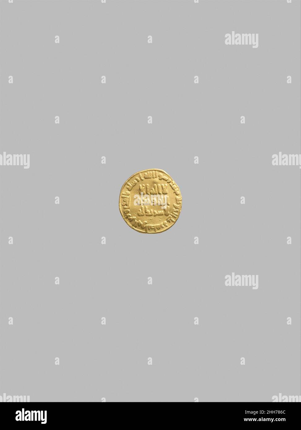 Dinar datato A.H. 79/ A.D. 698–99 i primi governanti musulmani si basavano su antichi conci bizantini e sasaniani per mantenere una costante riserva di monete nelle terre appena convertite. Le modifiche ai tipi più vecchi si sono verificate gradualmente nel corso del primo secolo dell'Islam. Le croci sulle monete d'oro in stile bizantino, ad esempio, furono i primi elementi visivi a scomparire. “la riforma dell’oro di Abd al-Malik nel 696-97 ha portato a stili di monete completamente nuovi senza immagini figurali di alcun tipo. Invece, monete come questa fatte durante il suo regno caratterizzano la shahada (professione della fede) in scrittura kufica maestosa: “non c'è dio ma Foto Stock
