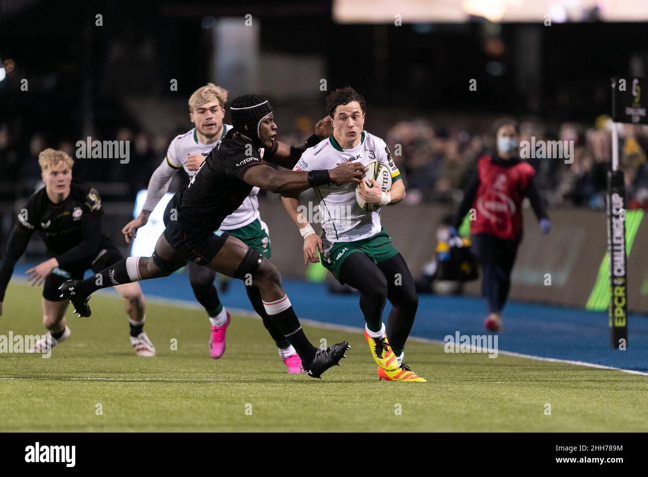 LONDRA, REGNO UNITO. GENNAIO 23rd ben Loader of London Irish è affrontato da Maro Itoje di Saracens durante la partita europea di Rugby Challenge Cup tra Saracens e London Irish all'Allianz Park di Londra domenica 23rd gennaio 2022. (Credit: Juan Gasparini | MI News) Credit: MI News & Sport /Alamy Live News Foto Stock