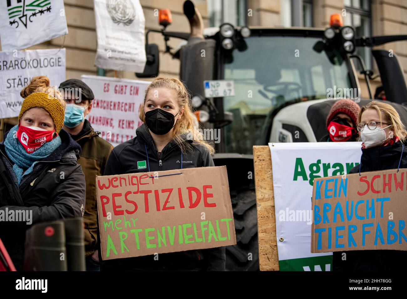 Berlino, Germania. 22nd Jan 2022. Attivisti dell'azione di protesta del "Siamo stanchi!” alleanza sotto lo slogan "Nuova politica agricola di inizio!” Protesta di fronte al Ministero dell'Agricoltura con segni. L'alleanza sostiene, tra l'altro, una migliore allevamento di animali e prezzi più equi in agricoltura. Credit: Fabian Sommer/dpa/Alamy Live News Foto Stock