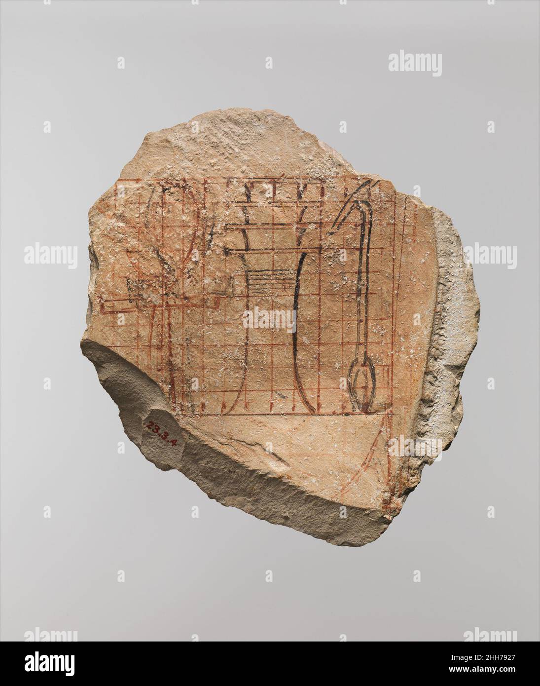 Disegno in scala dell'artista di Geroglifi ca. 1479–1458 a.C. nuovo Regno questo piccolo disegno raffigura un gruppo di geroglifi che spesso si verificano e che significa "vita, prosperità e dominio". Le linee della griglia hanno permesso all'artista di disegnare i geroglifi a qualsiasi scala fosse necessaria. Disegno in scala dell'artista di geroglifici. Ca. 1479–1458 A.C. Calcare, inchiostro. Nuovo Regno. Dall'Egitto, dall'Alto Egitto, da Tebe, da Deir el-Bahri, da Hatshepsut Hole, Scavi MMA, 1922–23. Dynasty 18 Foto Stock