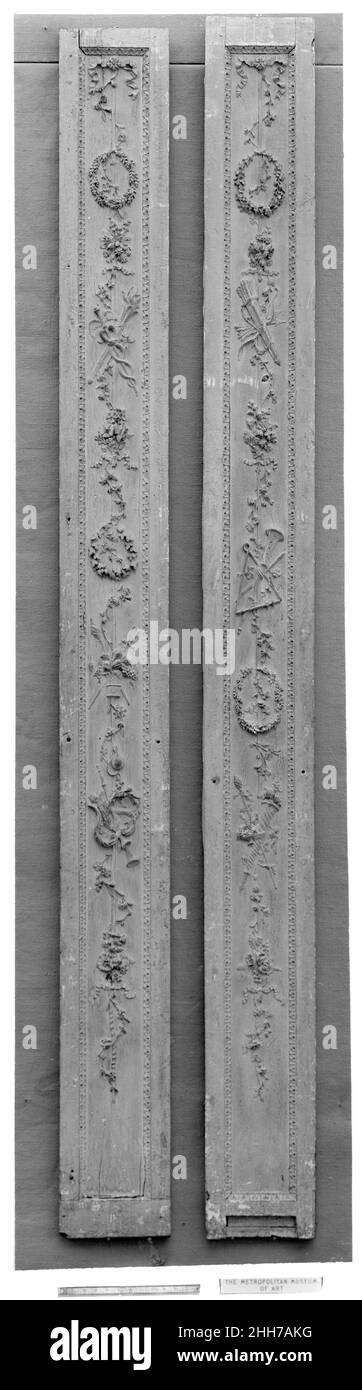 Coppia di pannelli palafitte 18th century francesi. Coppia di pannelli per paletti. Francese. 18th secolo. Legno, intagliato e dipinto di verde. Lavorazione del legno Foto Stock