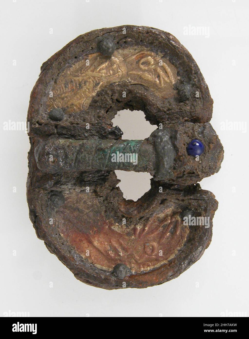 Fibbia 6th–7th Frankish secolo. Fibbia 465376 Frankish, fibbia, 7th?6th secolo, ferro, foglio d'oro, Lega di rame, cabachon in vetro, parte posteriore stagnata o argentata, totale: 1 15/16 x 1 7/16 x 11/16 poll. (4,9 x 3,6 x 1,7 cm). Il Metropolitan Museum of Art, New York. Dono di J. Pierpont Morgan, 1917 (17.192.7) Foto Stock