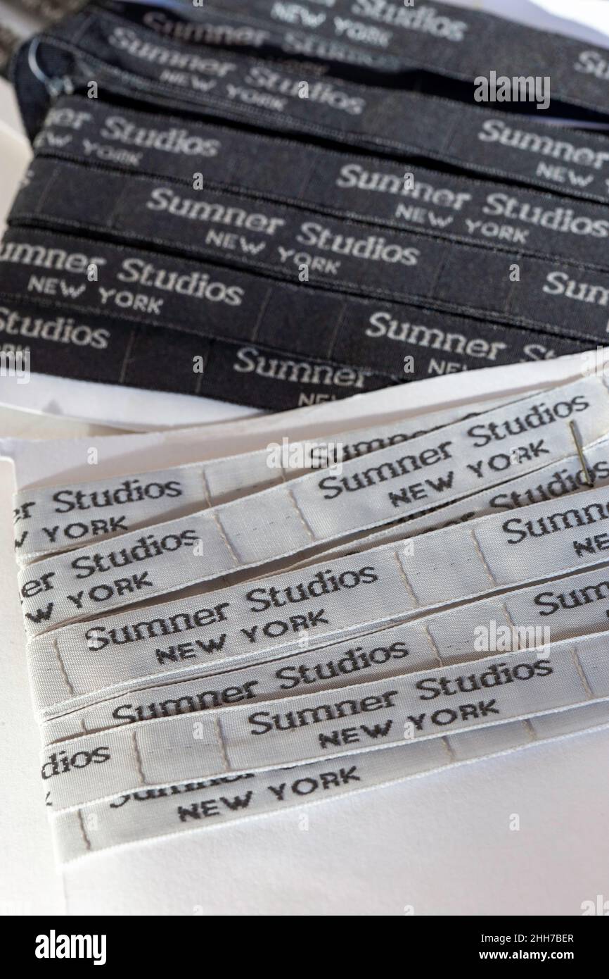 Primo piano di Sumner Studios Labels, New York, per l'attuale casa di accessori chiusa, 2022, USA Foto Stock