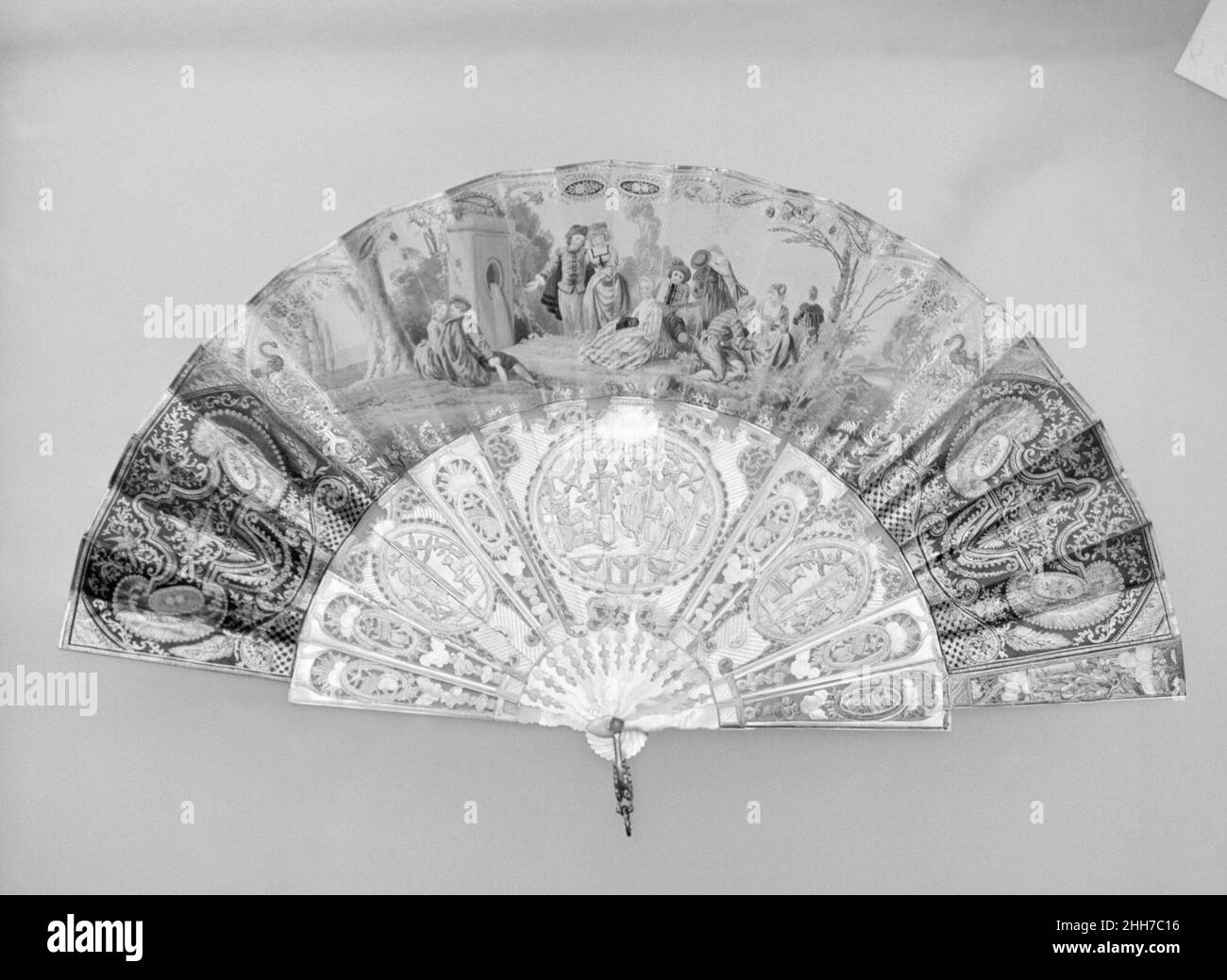 Fan metà 19th secolo francese. Ventola. Francese. Metà del 19th secolo. Madreperla, oro, pergamena, vetro. Ventole Foto Stock