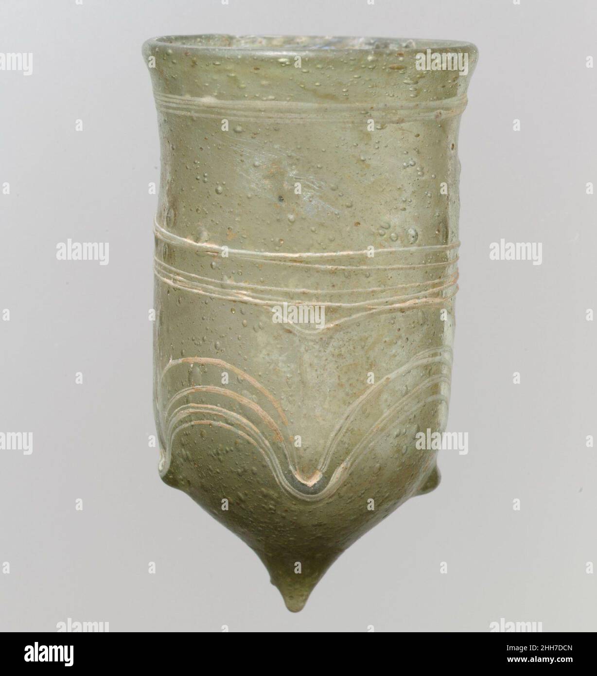 Bicchiere di campanello di vetro con White Trails fine 5th–inizio 6th secolo franco. Becher di campane di vetro con White Trails 465074 Frankish, becher di campane di vetro con White Trails, fine 5th?inizio 6th secolo, vetro, totale: 2 15/16 x 1 3/4 poll. (7,4 x 4,5 cm). Il Metropolitan Museum of Art, New York. Dono di J. Pierpont Morgan, 1917 (17.191.356) Foto Stock