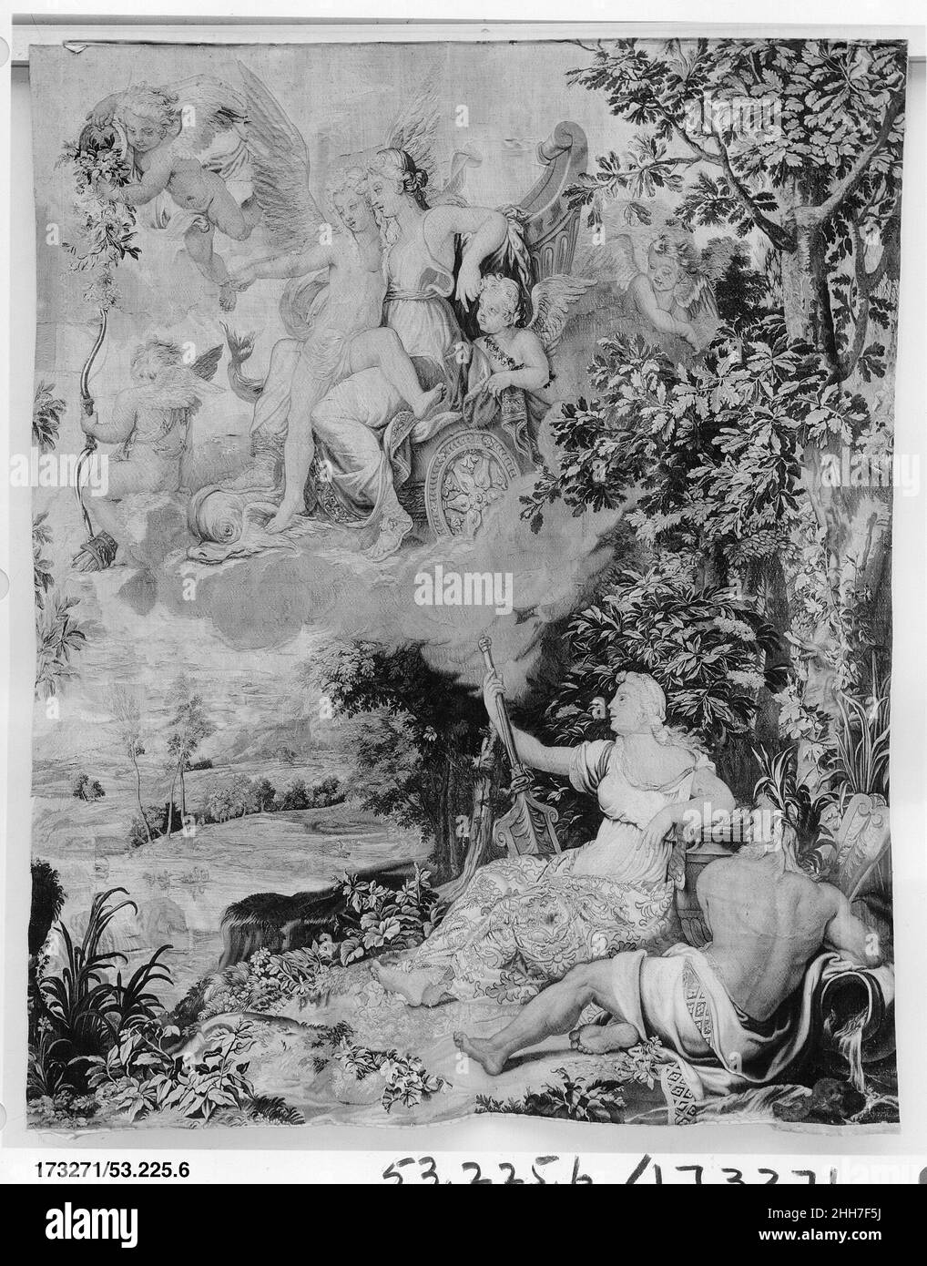 Venere nel suo Chariot da un insieme di soggetti mitologici dopo che Raffaello disegnò il 1686, tessuto 1689–92 disegnato dopo aver disegnato precedentemente attribuito a Raffaello (Raffaello Sanzio o Santi) italiano Un dio sdraiato del fiume e una ninfa seduta, situata all'interno di un dolce paesaggio pastorale, guardano verso Venere. La dea romana d'amore è seduta nel suo carro, con il figlio Cupido, in grembo, fêted da un entourage di putti-cherubini alati. Il delfino ai suoi piedi allude alla leggendaria nascita della sua controparte greca, Afrodite, che è nata dalla schiuma del mare. Questo arazzo è da un set di otto, trodit Foto Stock