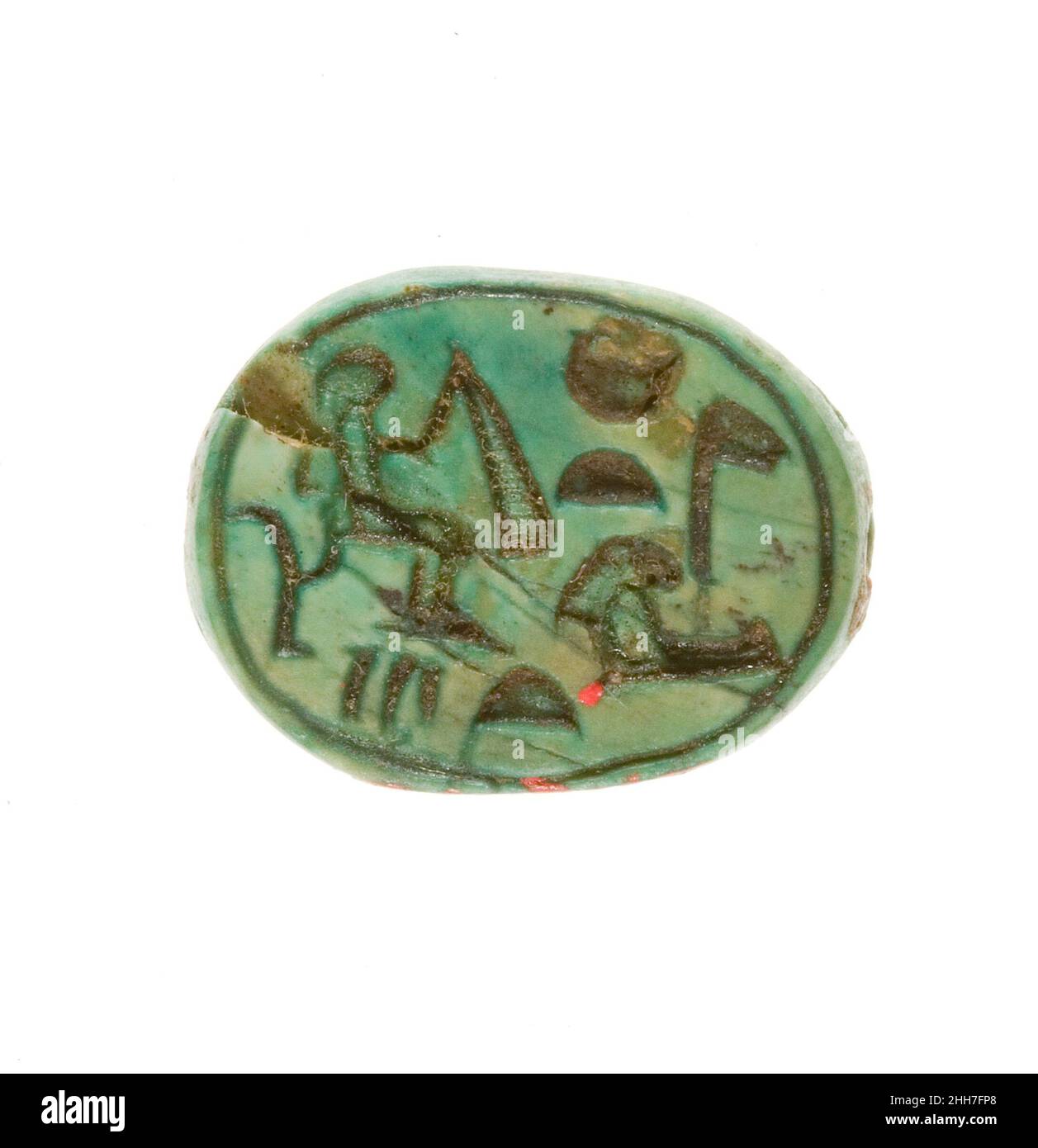 Scarab inscritto per la moglie di Dio Hatshepsut ca. 1479–1458 a.C. nuovo regno questo scarabeo fu trovato in un deposito di fondazione associato al tempio funerario di Hatshepsut a Deir el-Bahri. La base è inscritta con il suo nome personale, Hatshepsut ('primissimo delle noblewomen') legato al titolo di moglie di Dio. Hatshepsut ereditò il titolo mentre servì come regina principale del suo fratellastro, Thutmose II. Più tardi nella sua vita, dopo aver preso i titoli di re, Hatshepsut passò il titolo a sua figlia, Neferure (vedi scarab 27,3.326). Scarab inscritto per la moglie di Dio Hatshepsut. Ca. 1479–1458 Foto Stock