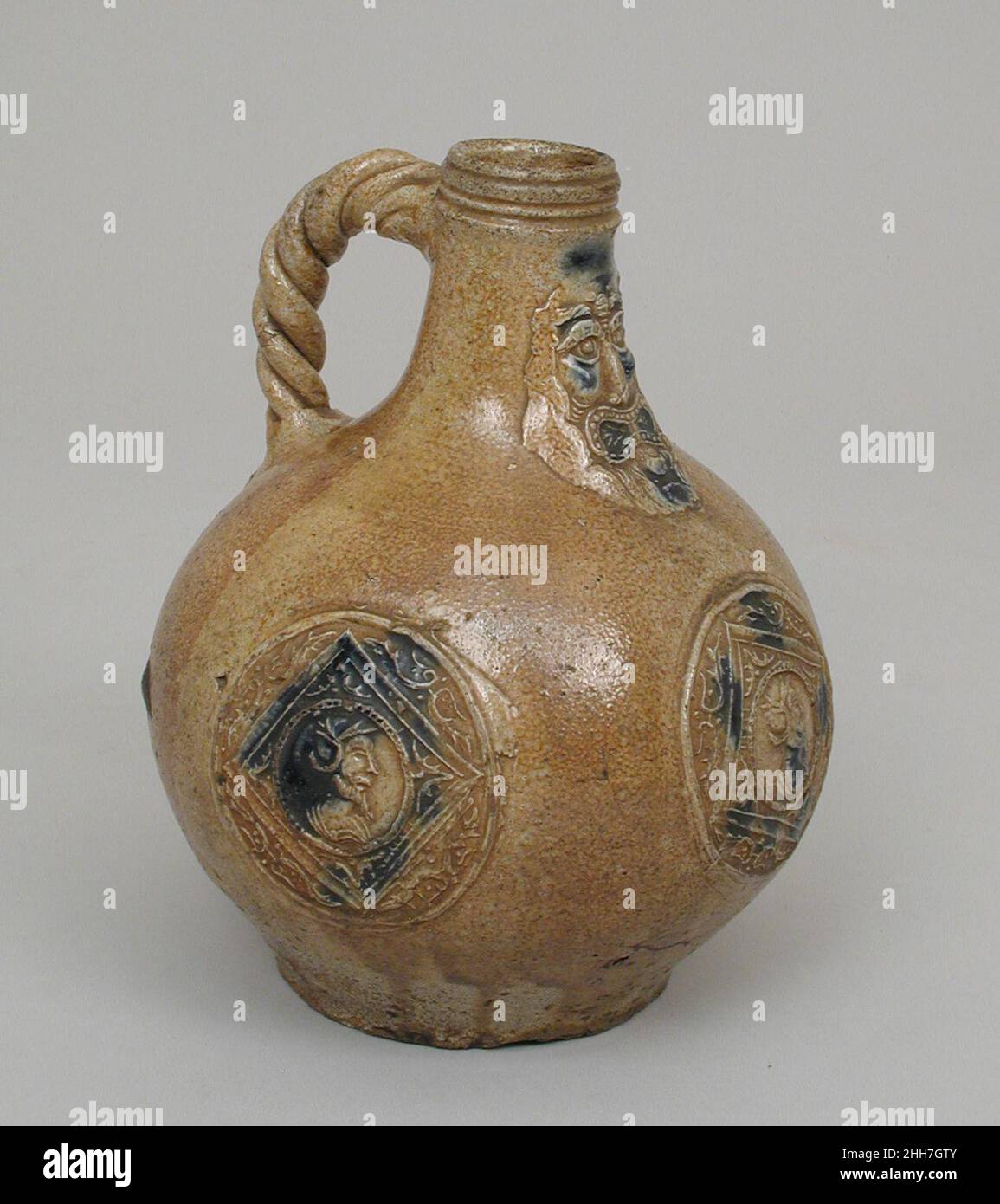 Beardman o Bellarmine Jug 17th Century German, Cologne-Frechen il motivo di un volto bearded è scolpito in bassorilievo sul collo di questa brocca. Conosciuti come caraffe Beardman o Bellarmine, questi vasi di gres sono stati fatti a Colonia e nella Renania a partire dal sedicesimo secolo. Brocca Beardman o Bellarmine. Tedesco, Colonia-Frechen. 17th secolo. Gres salato. Ceramica-ceramica Foto Stock