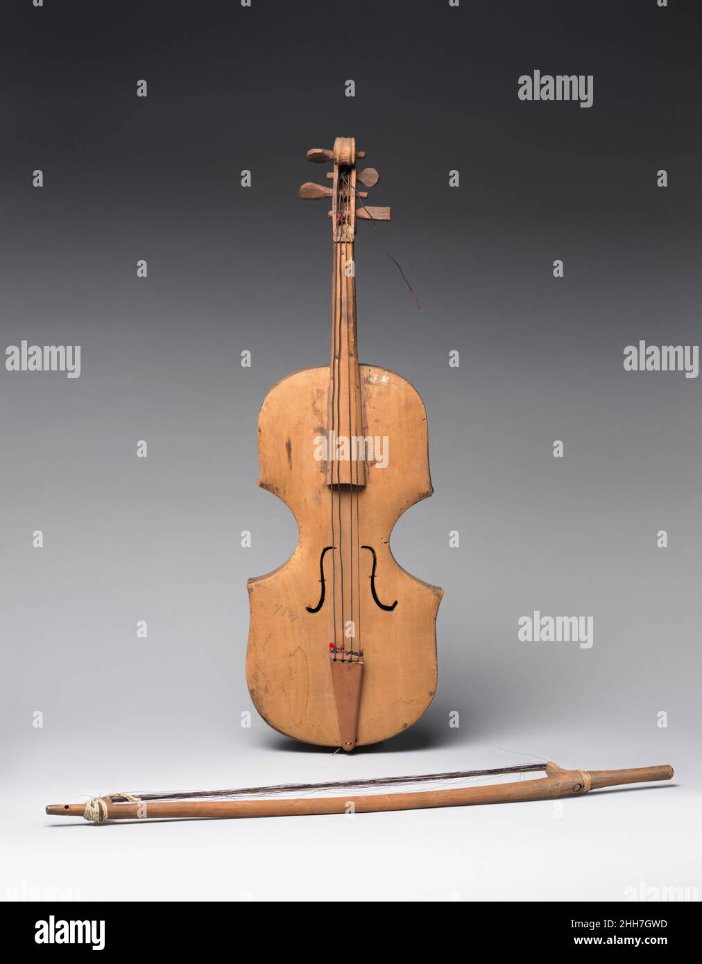 Violino fine 19th secolo Papuan Nuova Guinean (Nuova Irlanda) Descrizione:  Questo violino folk scolpito grossolanamente è costruito su un modello  europeo. Come i violini europei, lo strumento ha fori F e quattro