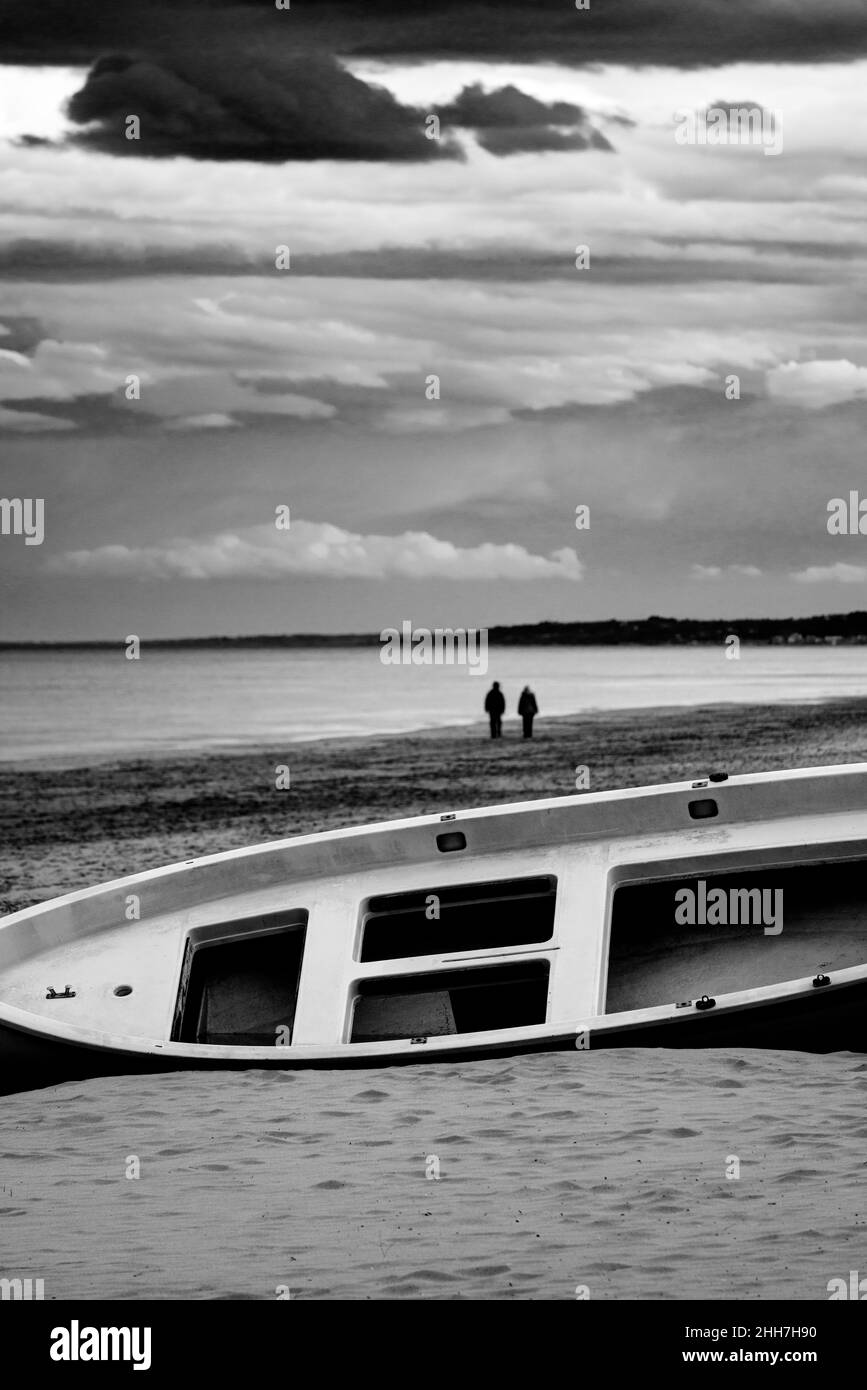 Barca abbandonata sulla spiaggia Foto Stock