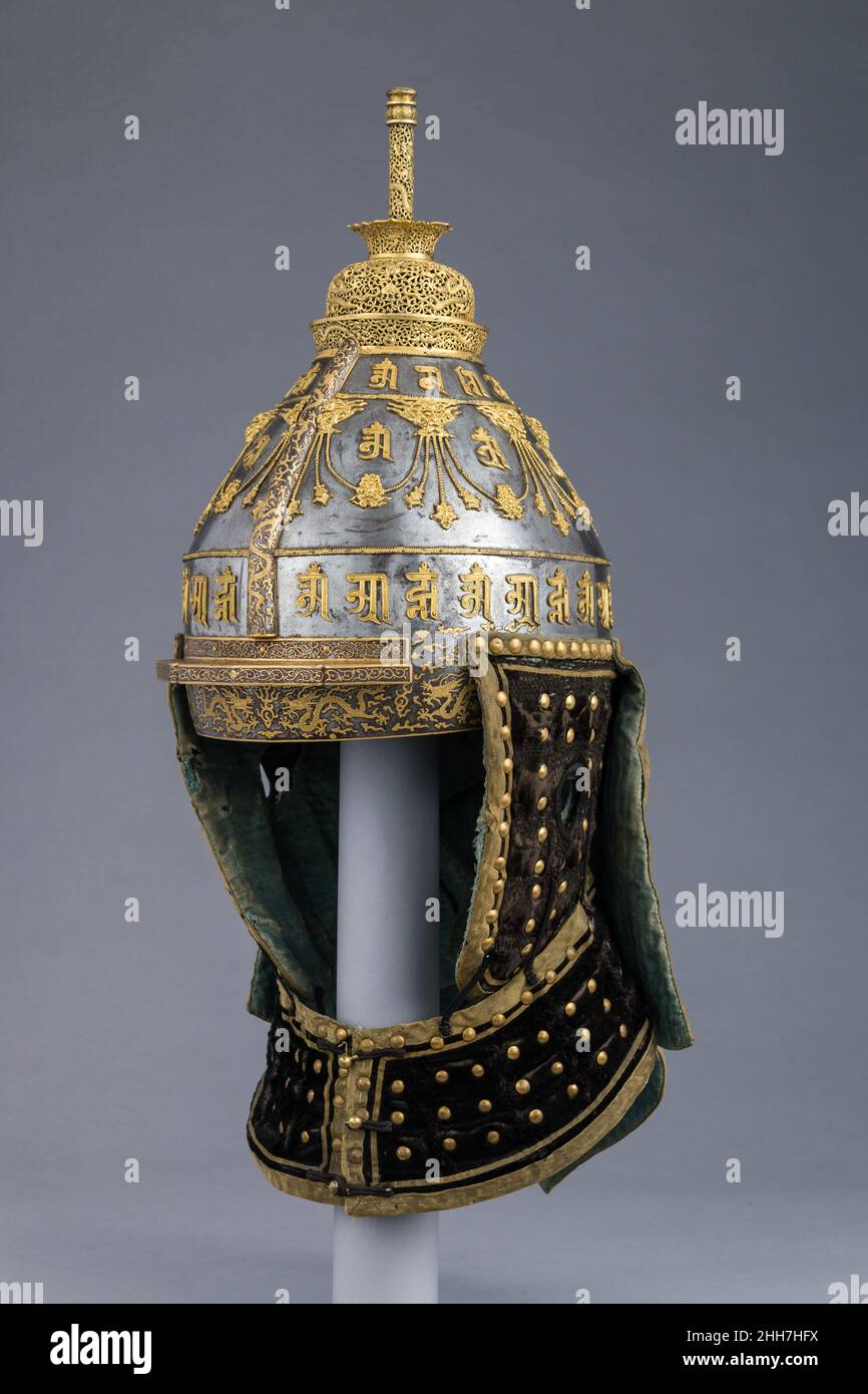 Casco cerimoniale metà 18th secolo cinese l'eccellente qualità ed elaborato ornamento di questo casco indica che è stato fatto per un nobile, possibilmente di stato imperiale, o un funzionario militare molto alto-posto. E' decorata con ornamenti applicati di rame dorato che includono il mantra buddista Om mani padme hum in caratteri Lantsa. L'alfabeto Lantsa è stato spesso utilizzato per iscrizioni sacre in Tibet, Cina e in altri paesi buddisti. Il casco è molto simile a quello indossato dall'imperatore Qianlong in un famoso ritratto equestre di lui dipinto dall'artista gesuita, Giuseppe Castiglione, Foto Stock