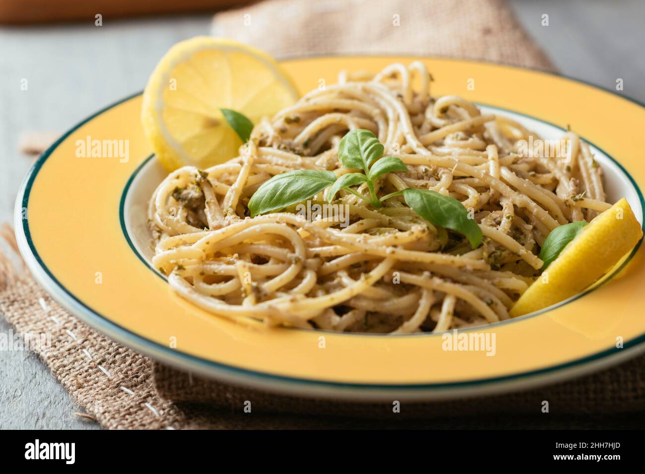 Spaghetti con un kale di limonia fatto in casa e pesto di noce. Foto Stock