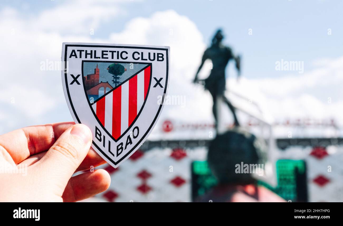 14 giugno 2021 Bilbao, Spagna. L'emblema del club calcistico Athletic Bilbao sullo sfondo dello stadio moderno. Foto Stock