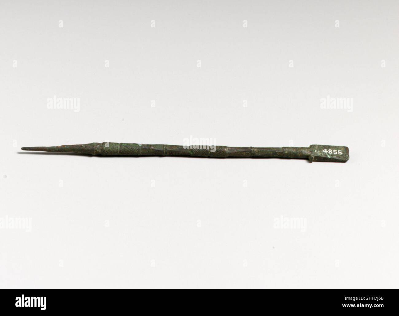 Stilo di bronzo 4th–1st secolo a.C. Cipriota questo stilo ha un punto su un'estremità per graffiare le lettere e una superficie appiattita sull'altra per raschiare la superficie di una tavoletta da scrittura. Le tavolette da scrittura greche antiche erano tipicamente fatte di legno, o con una faccia interna incassata per tenere cera d'api o piatta con una superficie bianca dipinta. Stilo in bronzo. Cipriota. 4th–1st secolo a.C. Bronzo. Classica o ellenistica. Bronzi Foto Stock