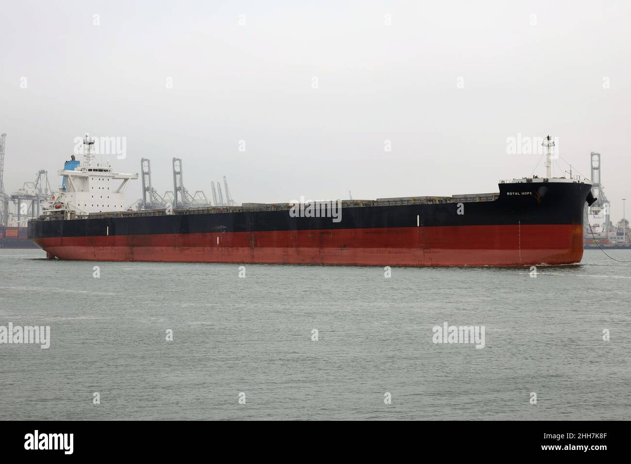 La portaerei Royal Hope lascerà il porto di Rotterdam il 4 settembre 2021. Foto Stock