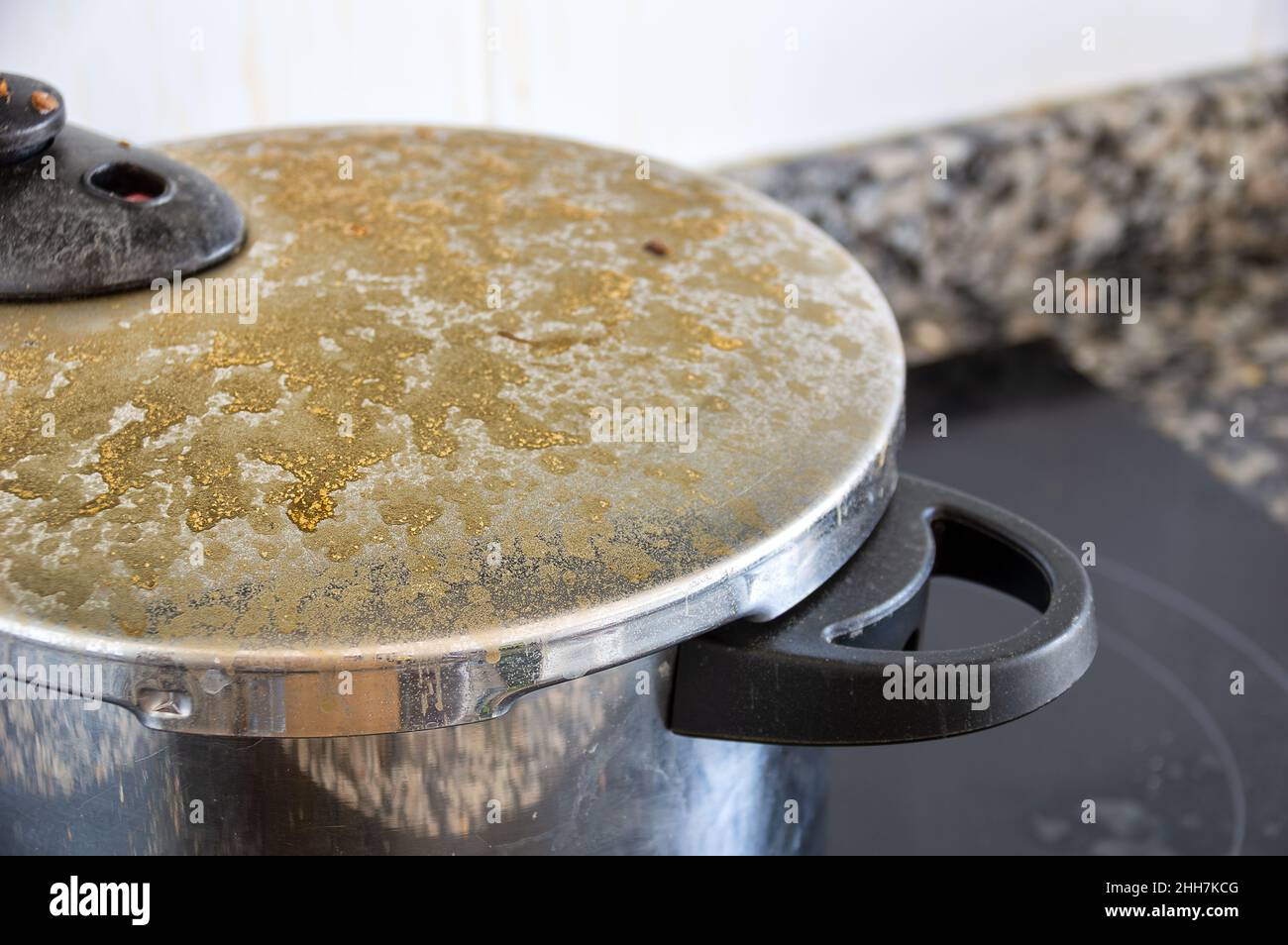 Pentola di cucina bisogno di lavaggio in primo piano Foto Stock