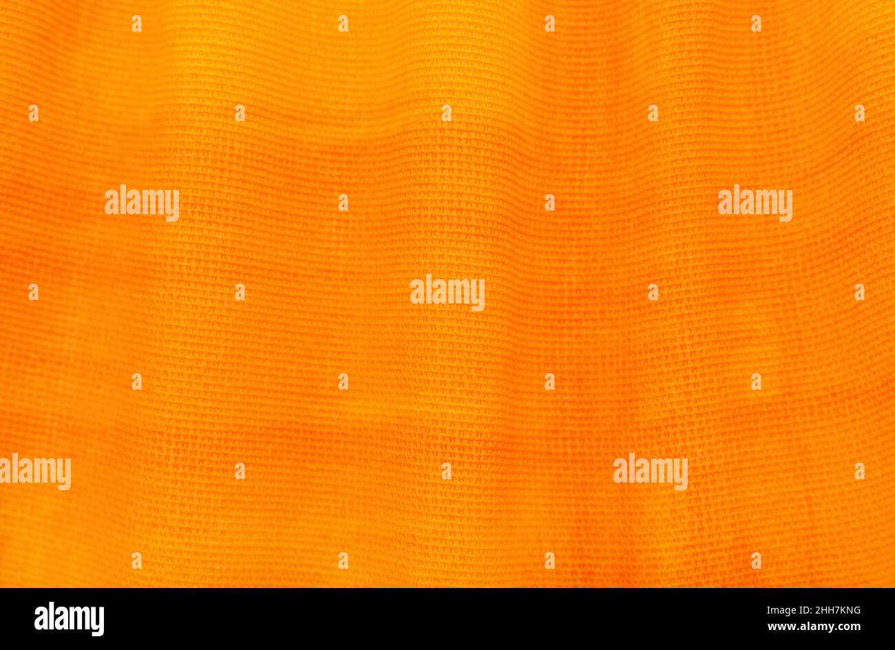Un pezzo di tessuto arancione con linee e onde astratte. Tessuto giallo. Tenda. Tulle o satin Foto Stock