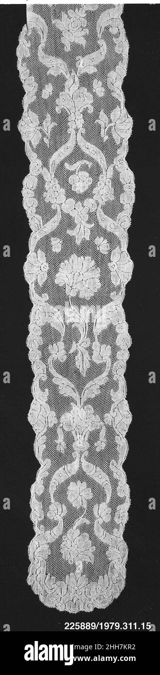 Lappet fine 18th secolo franco-fiammingo la grande collezione di merletti del Metropolitan Museum fu iniziata quando il Museo divenne il primo tra i musei americani ad organizzare una collezione permanente di merletti con l'accettazione della Collezione McCallum nel 1879 e le perle della Sig.ra John Jacob Astor, Sig.ra Robert L. Stuart, La signora Augustus Cleveland e la signora A. W. Winters poco dopo. Nel 1893 una collezione di prestiti di merletti antichi mostrati alla World's Columbian Exposition di Chicago fu assemblata da un comitato di donne di New York guidato da Catharine Augusta Newbold. Circa 1900 Miss Newbold arrangiato Foto Stock