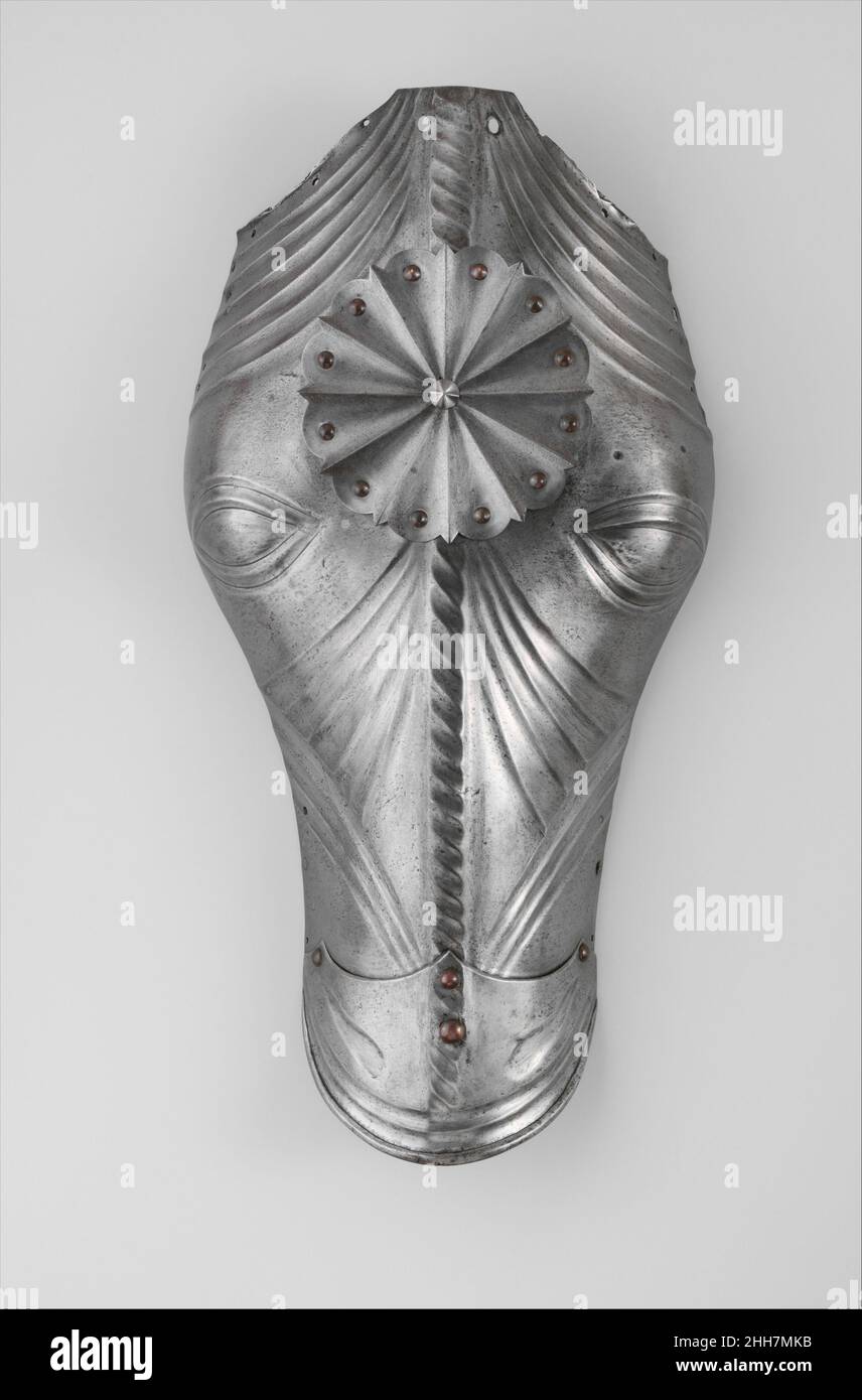'Cieco' Shaffron (capo di difesa del cavallo) per la Joust ca. 1490; rondel, justs tedeschi della fine del 19th secolo erano concorsi amichevoli combattuti da due partecipanti montati armati di lance, con l'obiettivo di ssedere l'avversario o almeno rompere la lance di uno direttamente sullo scudo o casco dell'altro concorrente. I cavalli ben addestrati per la giostra erano estremamente costosi e di solito erano protetti da armature. Lo zafferano era spesso 'cieco'- cioè, gli occhi erano coperti in modo da impedire al cavallo di gridare via all'approccio dell'avversario. (Il rondel allegato a questo esempio è un diciannovesimo ritardato- Foto Stock