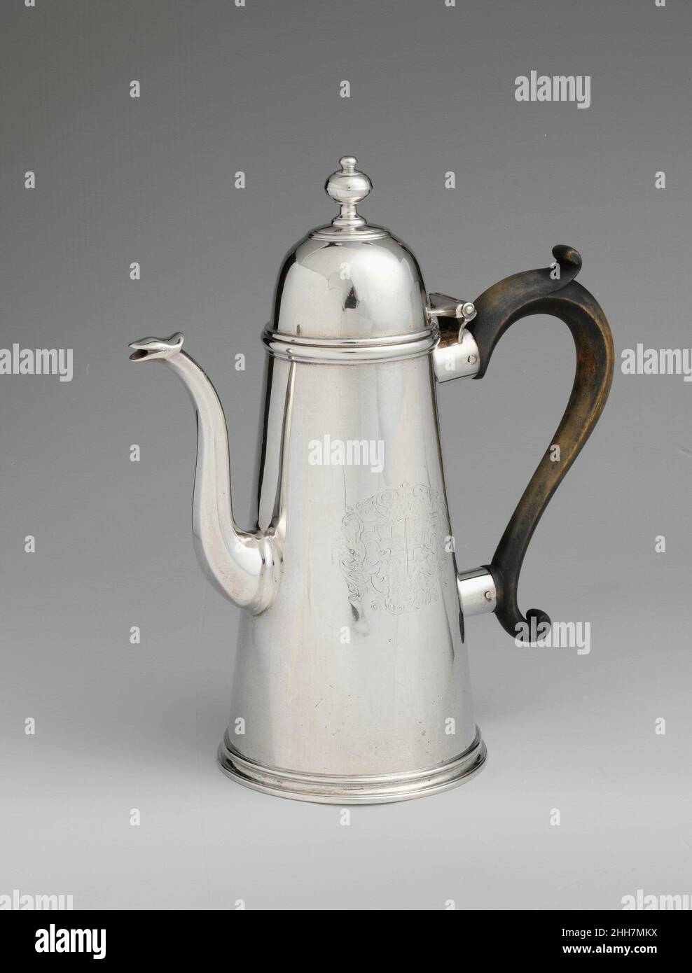 Caffettiera 1725–35 Charles le Roux American con la sua linearità assertiva, il corpo affusolato alto e il coperchio a cupola alta, questa nave rappresenta la prima forma di caffettiera fatta in America coloniale. Esso e il salver quadrato che lo accompagna con un bordo ricurvo e piedini a staffa (1997.498.2) sono rarità in argento americano. Entrambi sono incisi con le braccia di Assheton quartante Shepley, per Ralph Assheton (1695-1745/6) di Philadelphia. La caffettiera e il salvatore rimasero insieme, in mani familiari, fino al 1989. Caffettiera. Americano. 1725–35. Argento. Prodotto a New York, New York, Stati Uniti Foto Stock